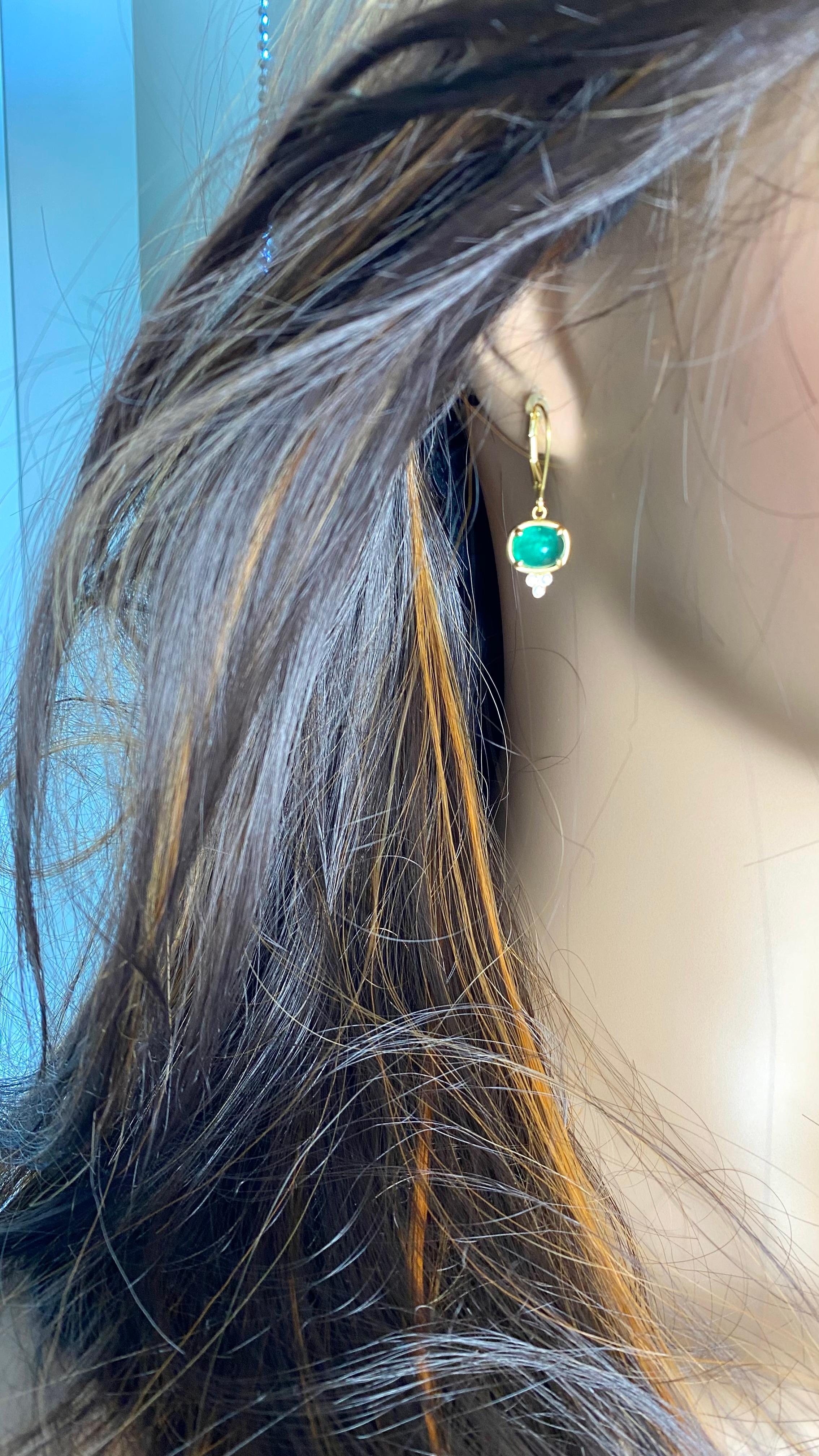 Orecchini a cerchio in oro giallo 14K con smeraldo colombiano cabochon e diamanti in vendita 4