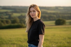 Pendientes de aro con cabujón de esmeralda colombiana y diamantes en oro amarillo de 14 quilates