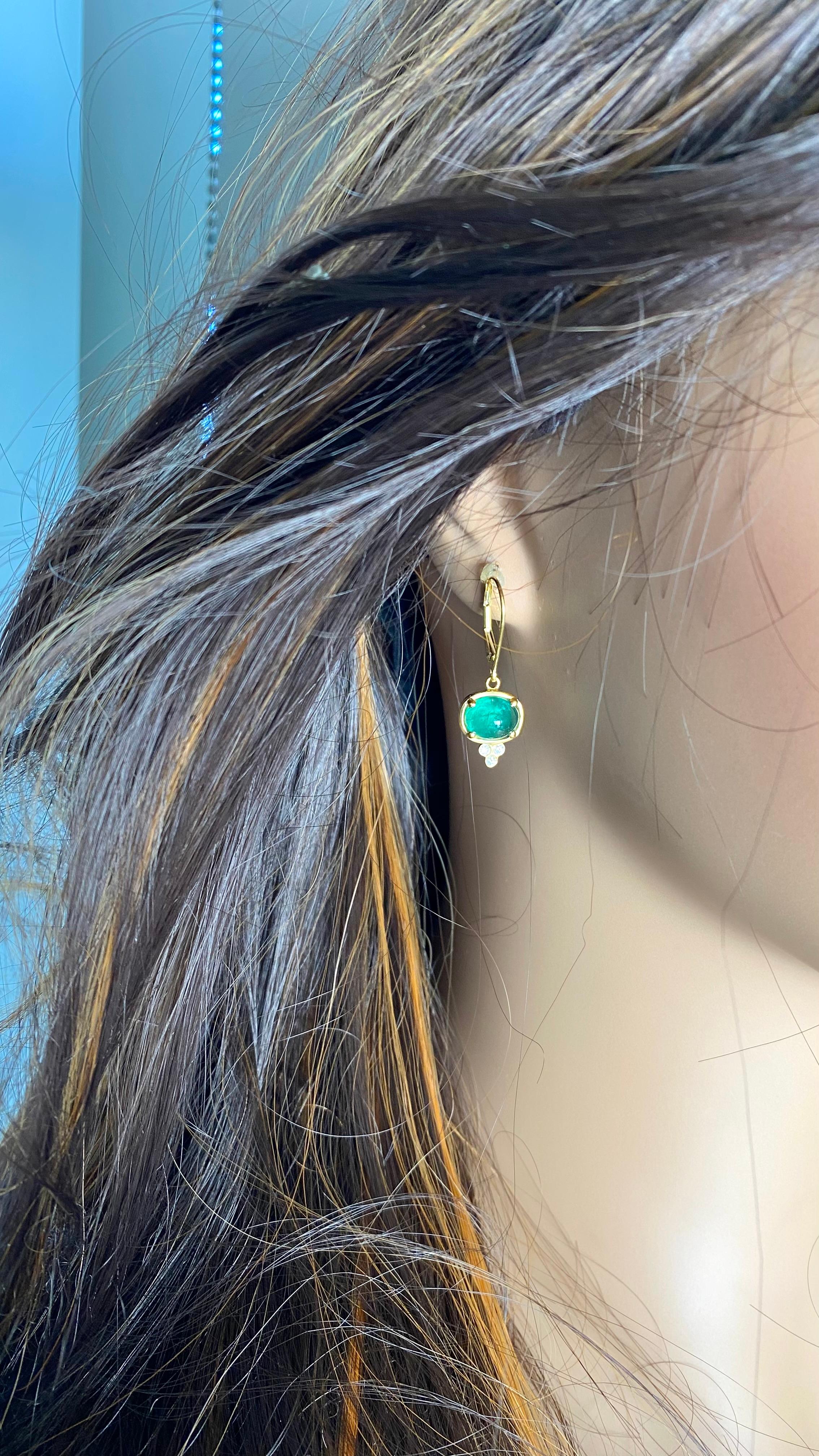 Orecchini a cerchio in oro giallo 14K con smeraldo colombiano cabochon e diamanti In condizioni Nuovo in vendita a New York, NY