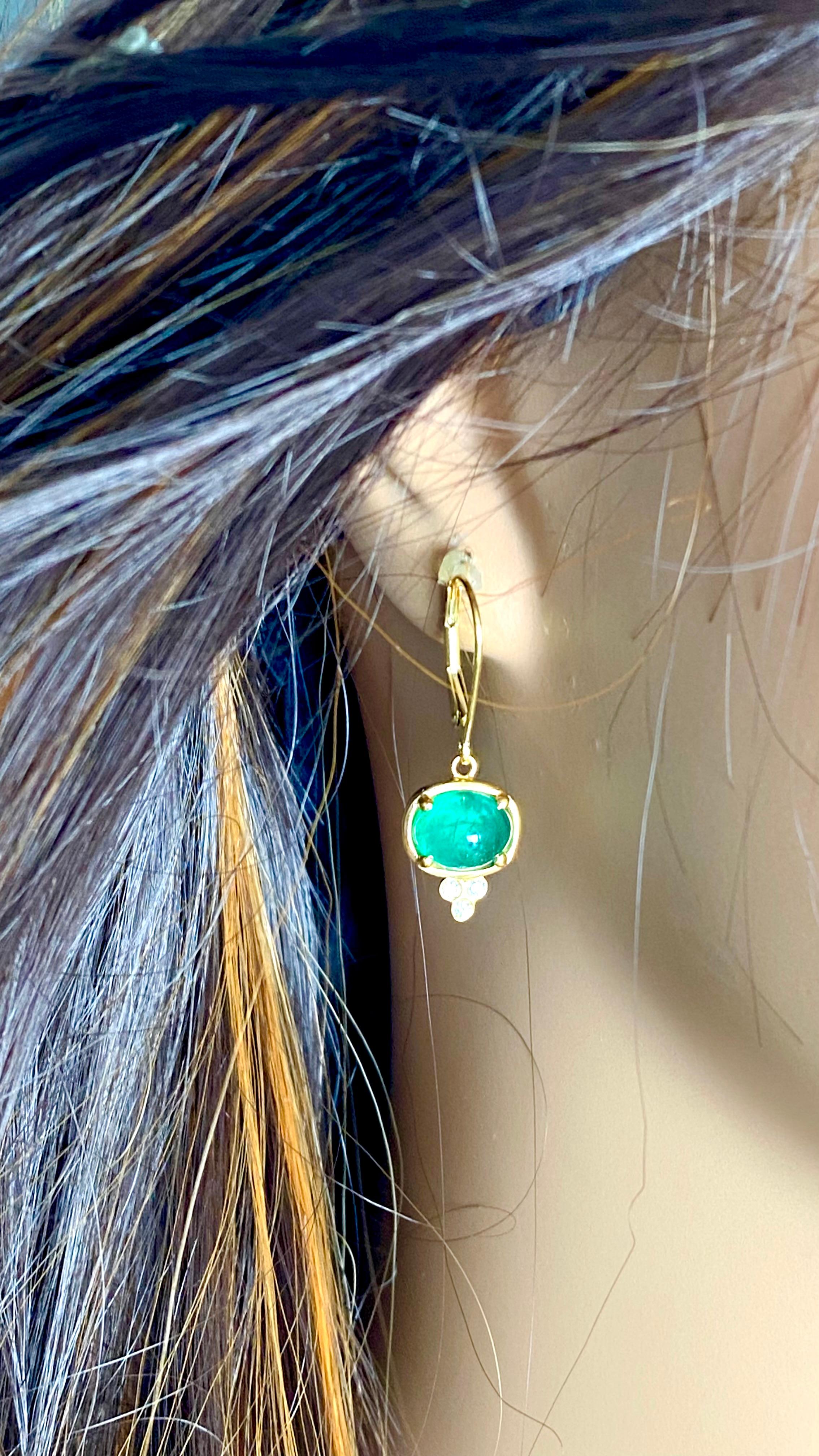 Orecchini a cerchio in oro giallo 14K con smeraldo colombiano cabochon e diamanti in vendita 1