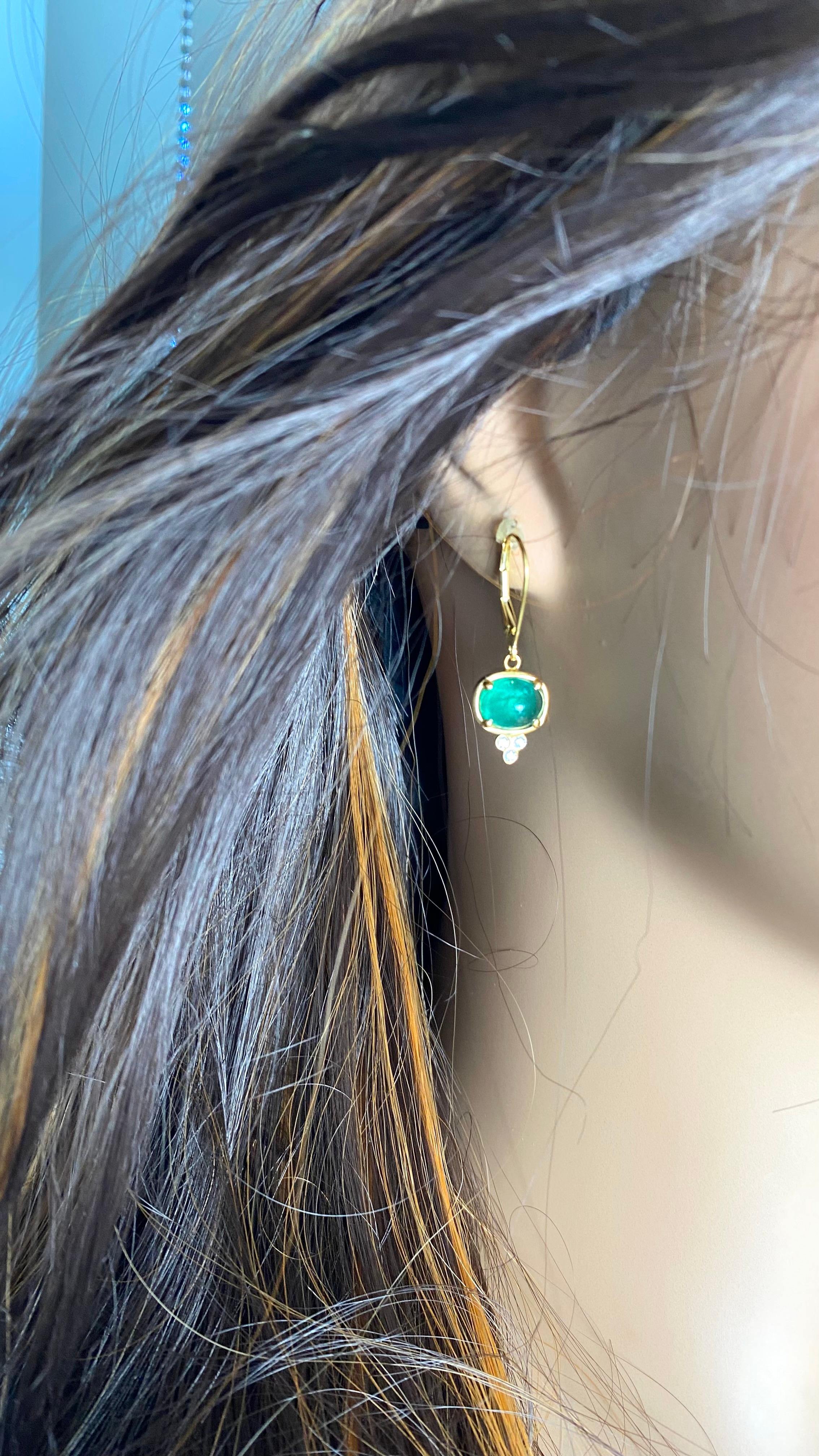 Orecchini a cerchio in oro giallo 14K con smeraldo colombiano cabochon e diamanti in vendita 2