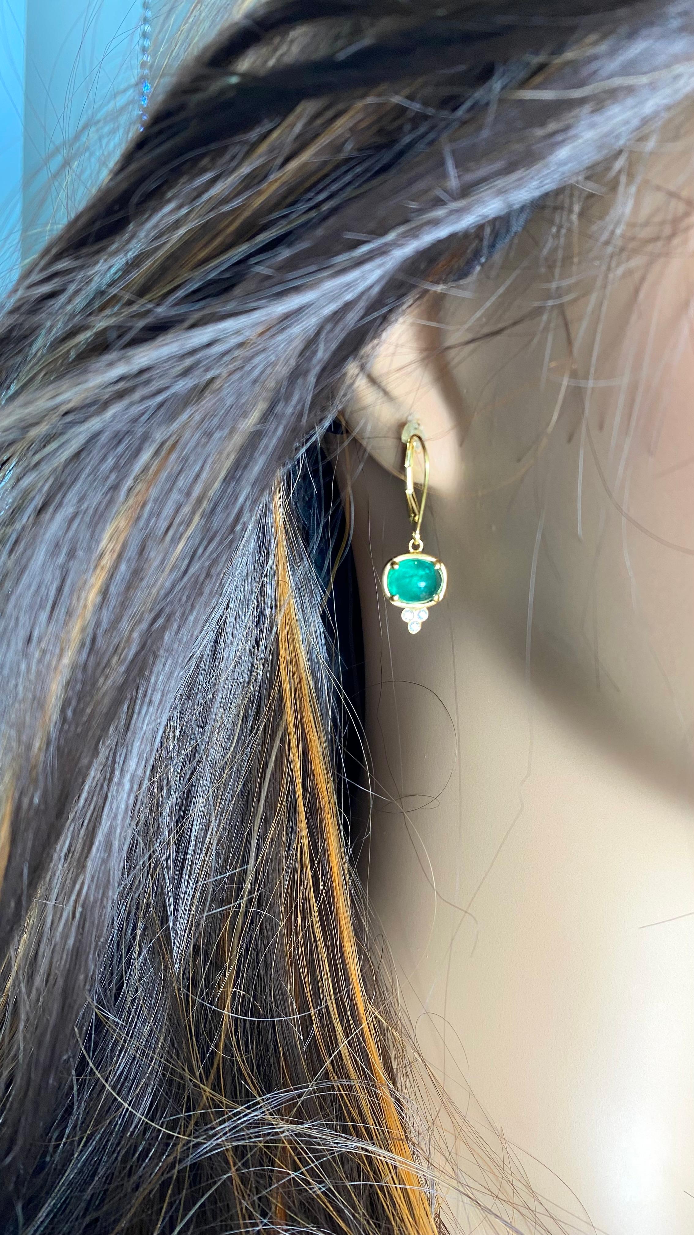 Orecchini a cerchio in oro giallo 14K con smeraldo colombiano cabochon e diamanti in vendita 3