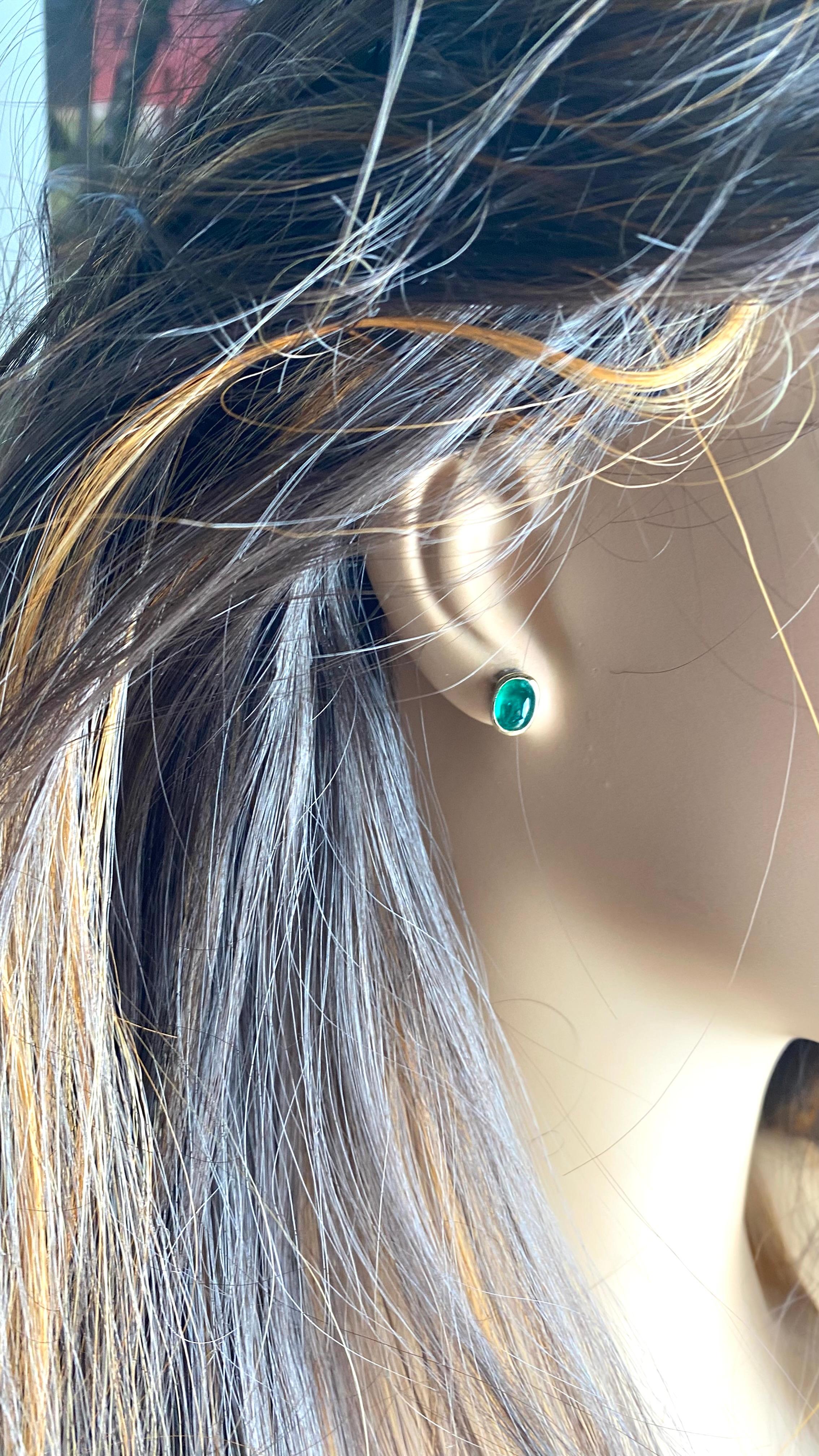 14K Yellow Gold Colombian Cabochon Emerald Bezel Set Stud Earrings In New Condition In New York, NY