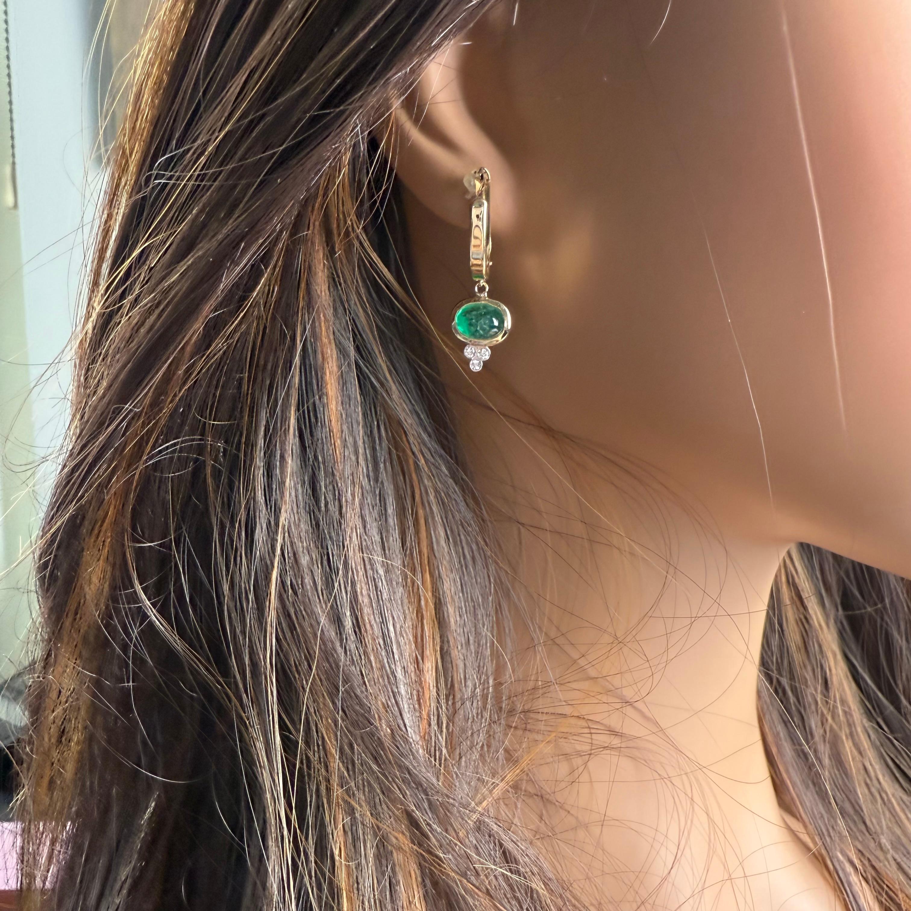 Moderno Orecchini a goccia in oro giallo 14K con diamante smeraldo cabochon colombiano in vendita