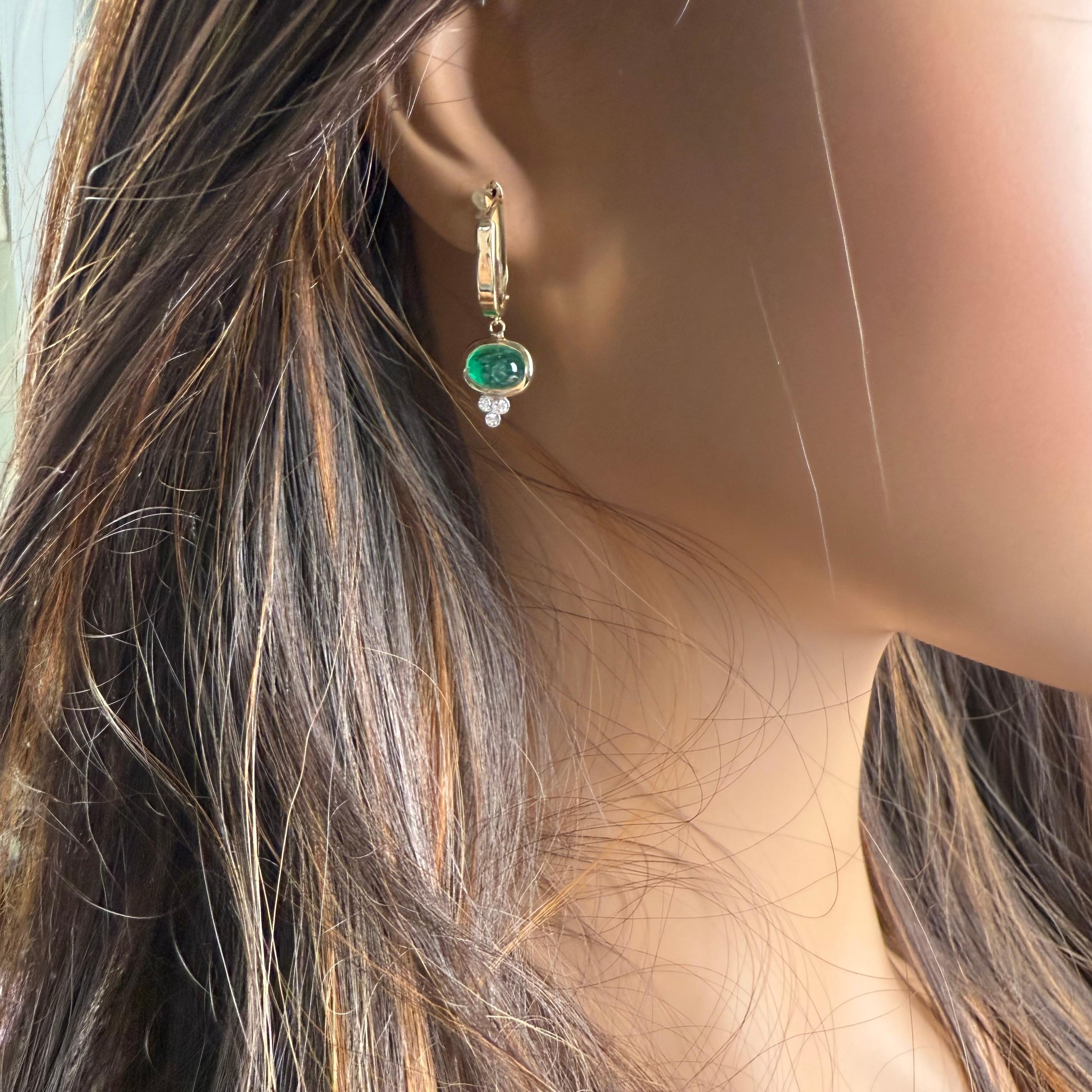 Orecchini a goccia in oro giallo 14K con diamante smeraldo cabochon colombiano In condizioni Nuovo in vendita a New York, NY