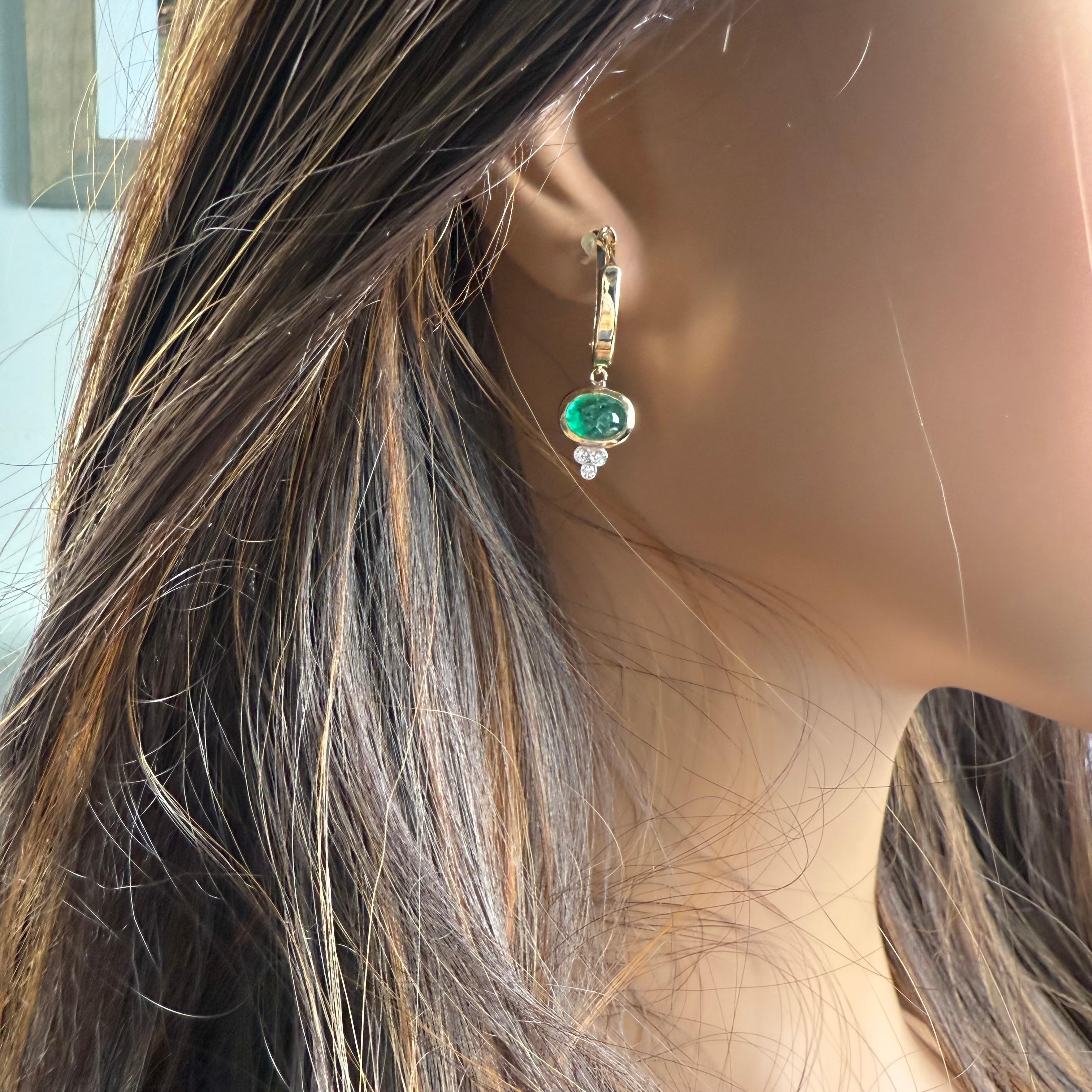 Donna Orecchini a goccia in oro giallo 14K con diamante smeraldo cabochon colombiano in vendita
