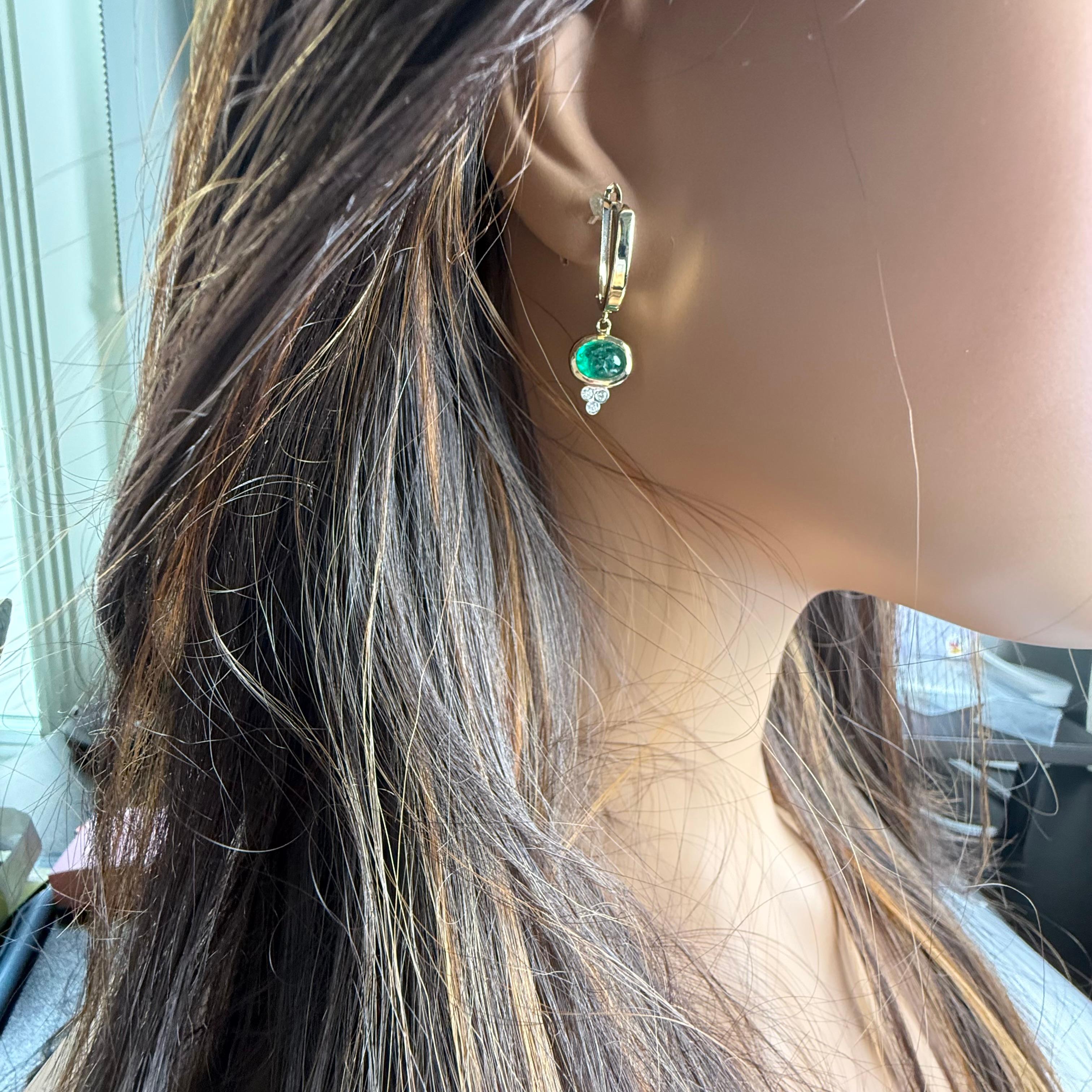 Orecchini a goccia in oro giallo 14K con diamante smeraldo cabochon colombiano in vendita 1
