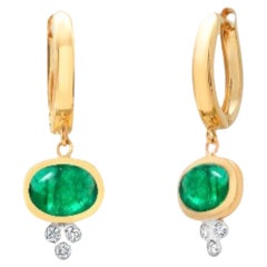 Boucles d'oreilles pendantes en or jaune 14K avec émeraude cabochon et diamant.