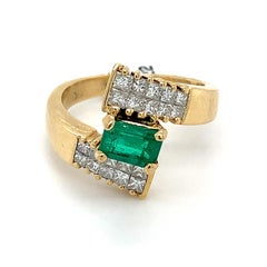 14k Yellow Gold Colombian Emerald & Invisible Set Princess Cut Diamonds Ring