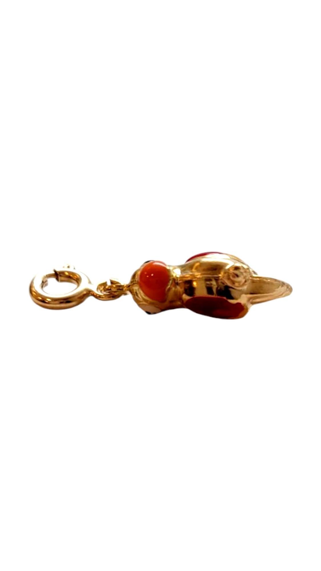 Charm de perroquet coloré en or jaune 14K

Cette breloque en forme de perroquet est ornée de détails complexes et d'un design vivant, reflétant la beauté et l'esprit coloré de l'oiseau tropical. Avec sa finition polie, il ajoute une touche ludique
