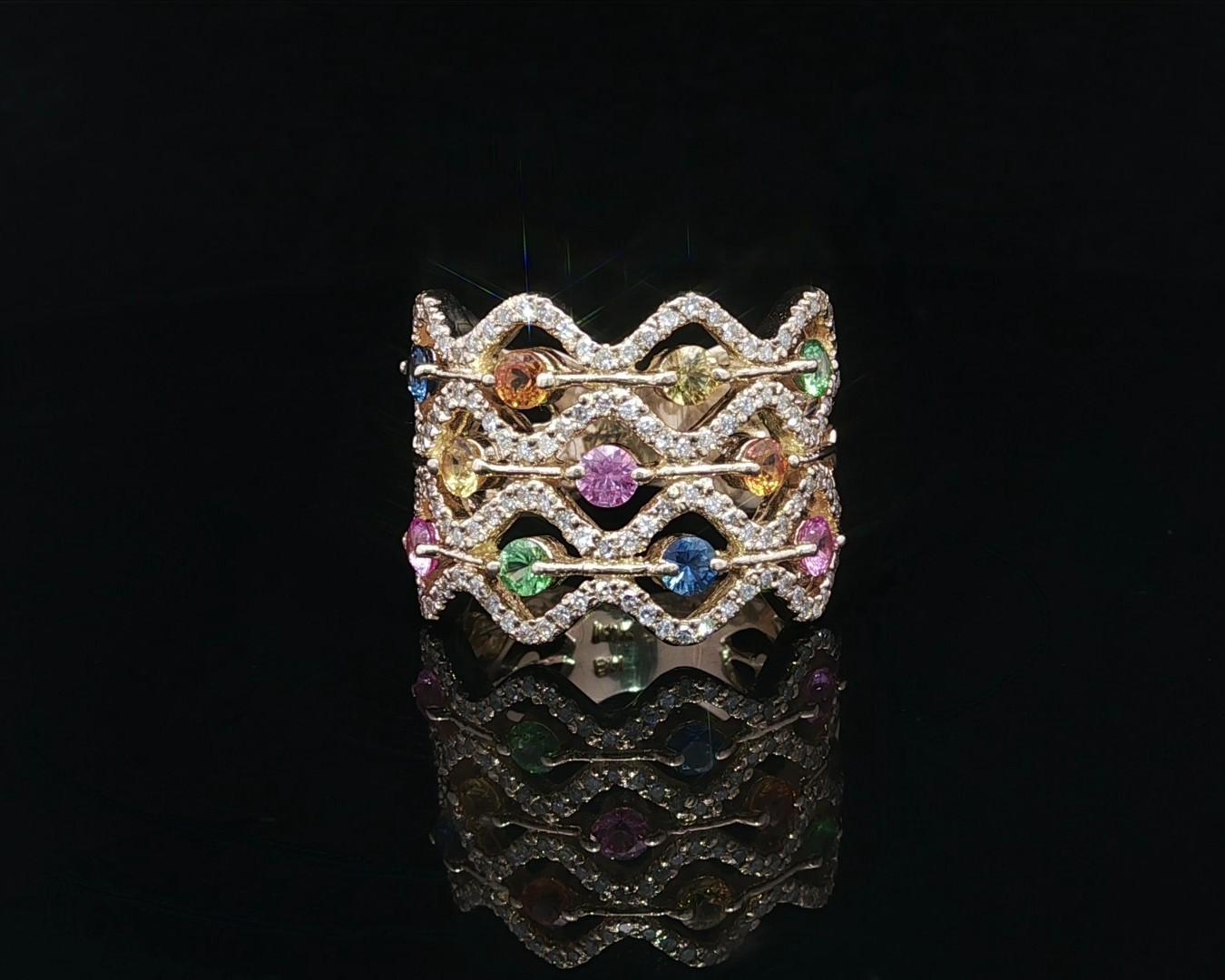 -Pierres : -
11 Tourmaline, Topaze et Quartz naturels multicolores - taille ronde et brillante - sertis - couleurs rose, bleu, orange, jaune et vert
132 diamants naturels authentiques - taille ronde brillante - sertis en pavé - beaux diamants blancs