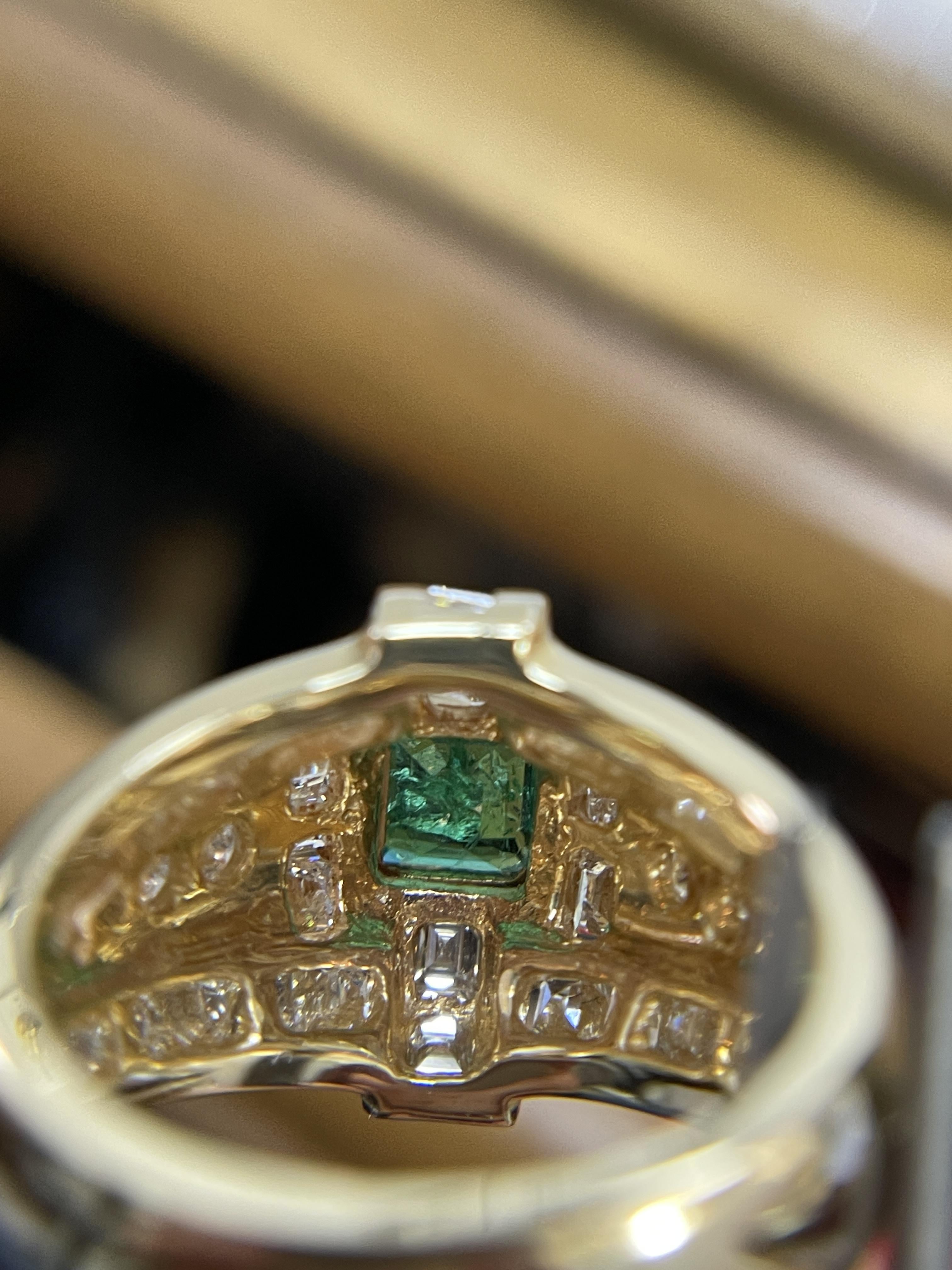 14k Gelbgold Kolumbianischer Smaragd und Carrs Diamant Herrenring im Angebot 6