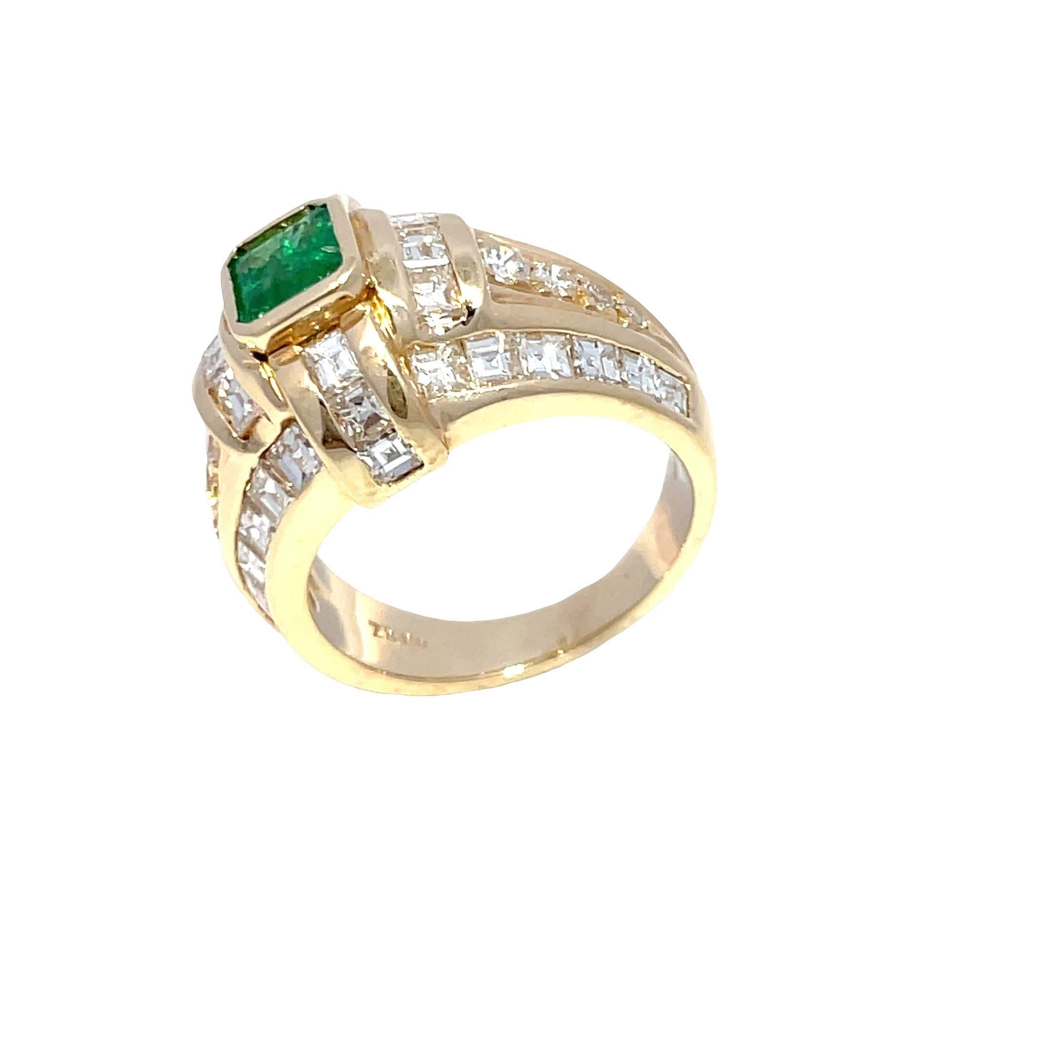 Erleben Sie die Opulenz unseres Rings mit mehreren Steinen aus 14 Karat Gelbgold, ein Meisterwerk moderner Eleganz. Dieser auffällige Cocktailring präsentiert einen leuchtenden Smaragd von 0,7 Karat im Smaragdschliff, der in einem satten Grünton