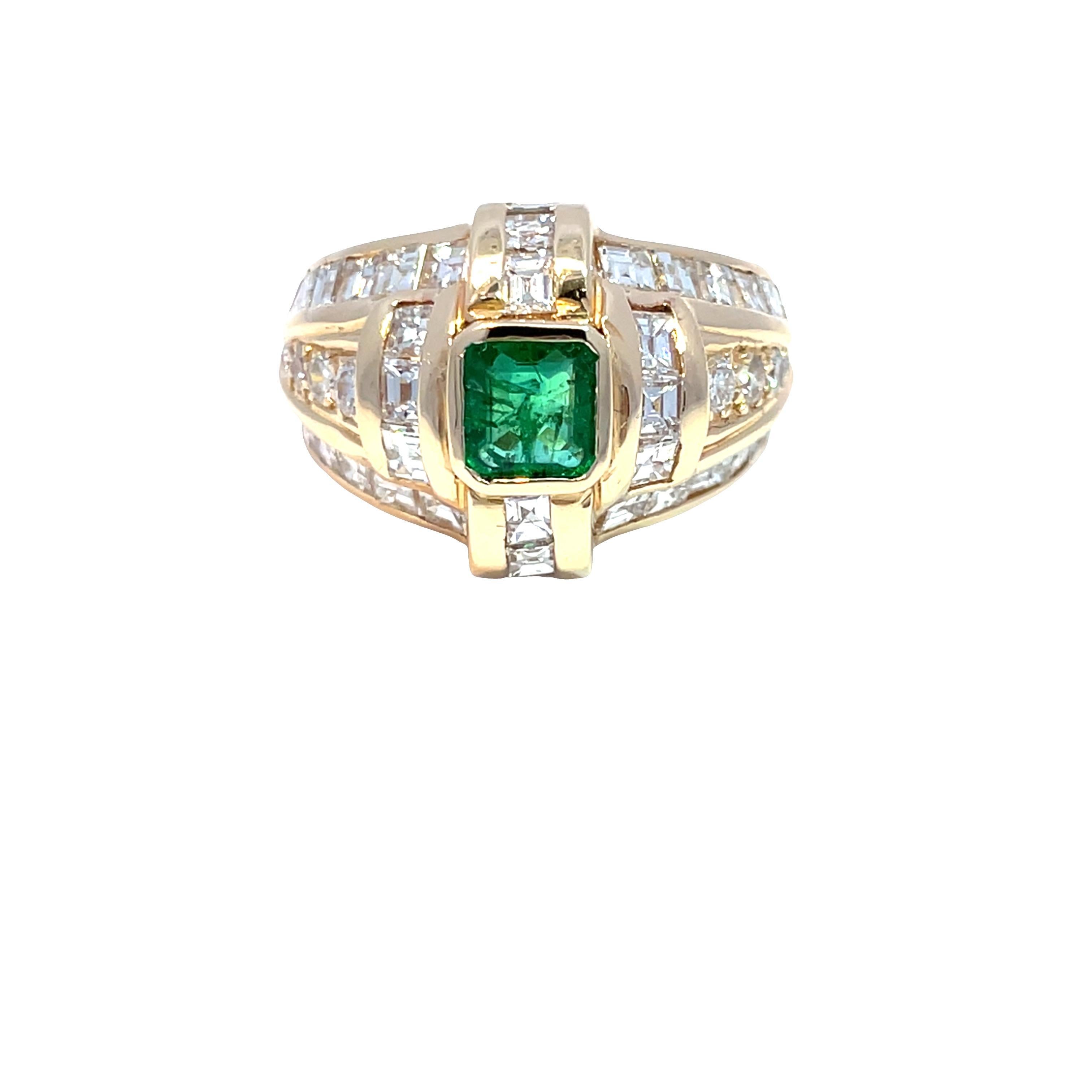 14k Gelbgold Kolumbianischer Smaragd und Carrs Diamant Herrenring im Angebot 1