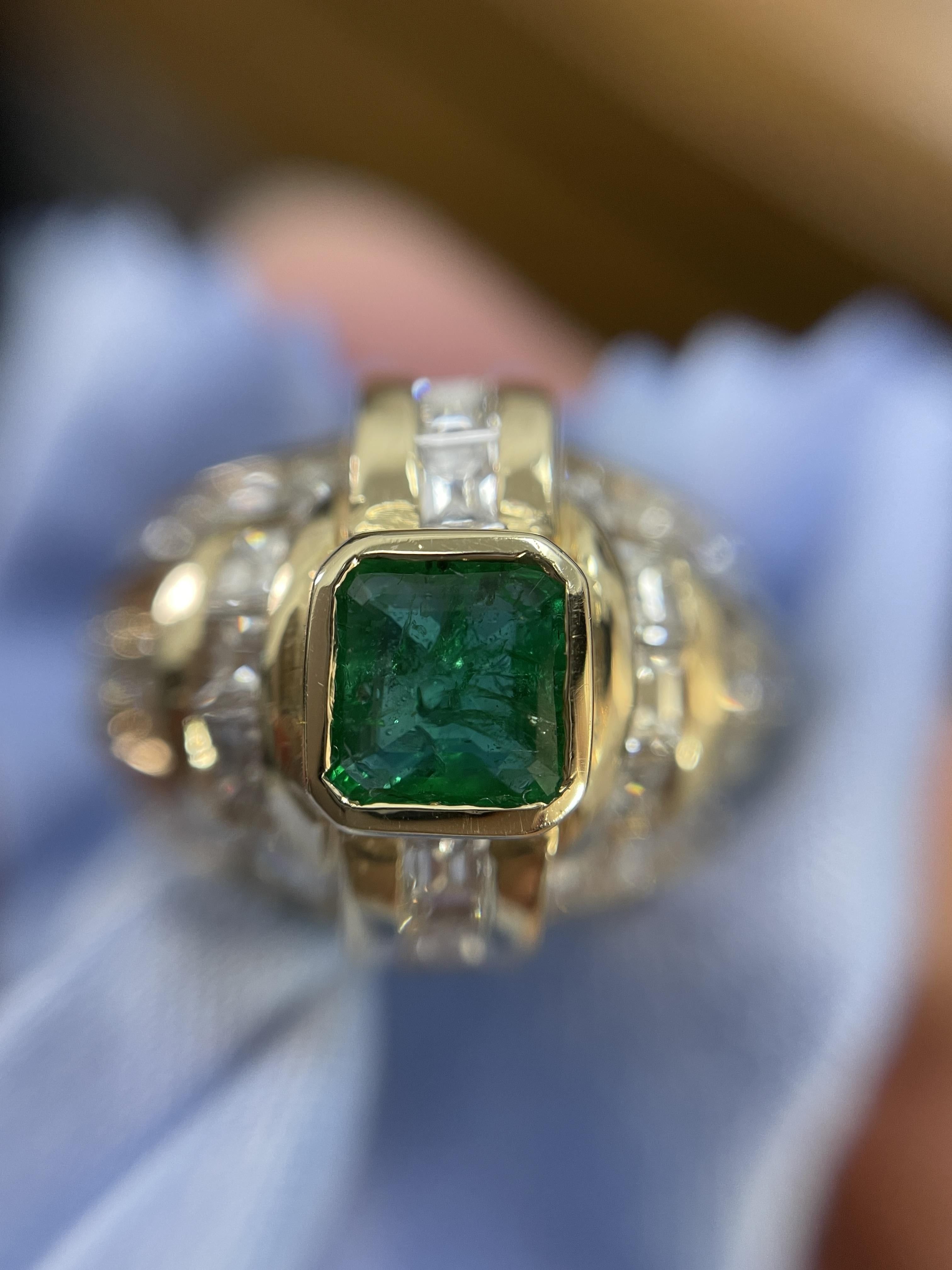 14k Gelbgold Kolumbianischer Smaragd und Carrs Diamant Herrenring im Angebot 3