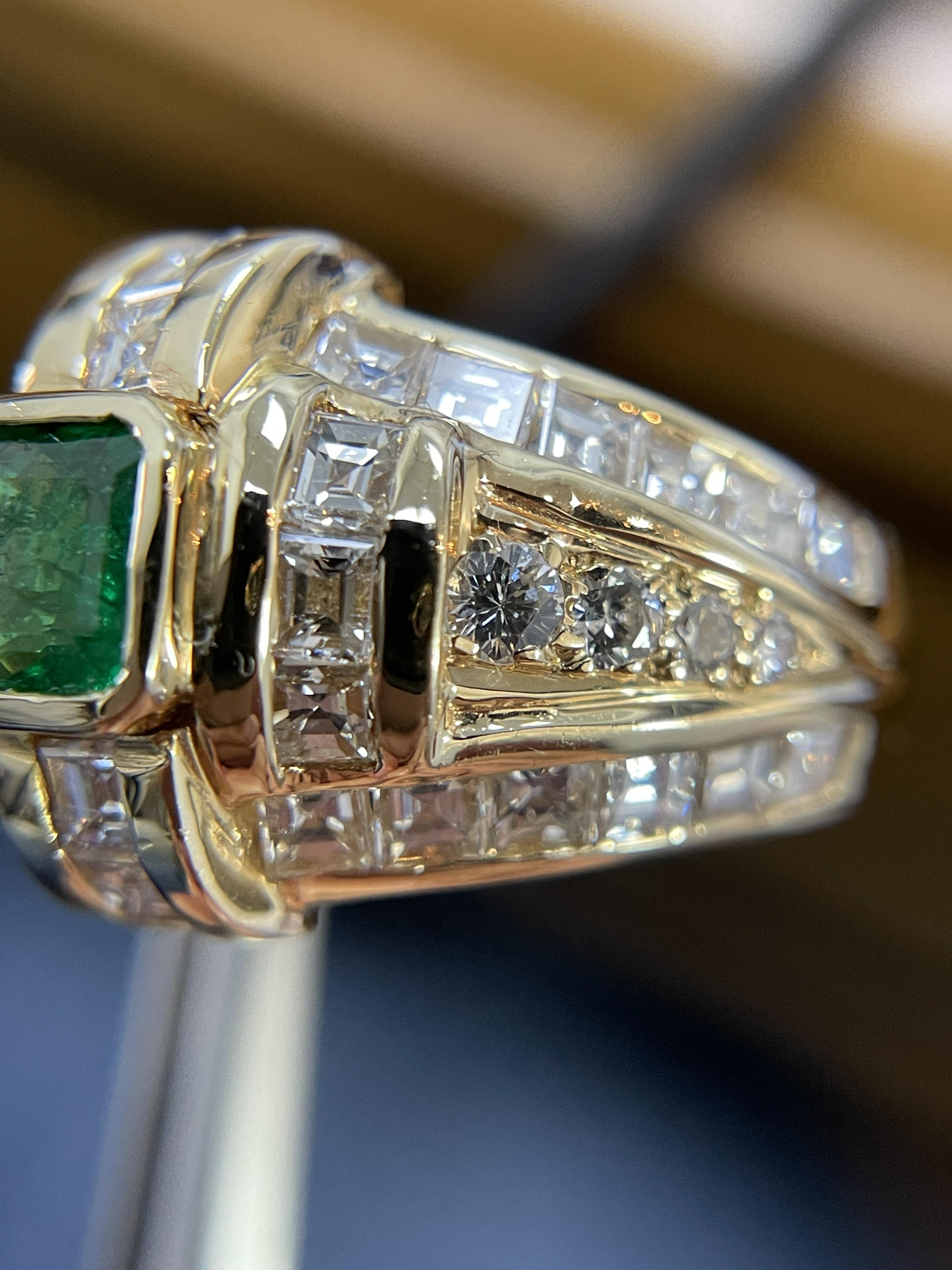 14k Gelbgold Kolumbianischer Smaragd und Carrs Diamant Herrenring im Angebot 4