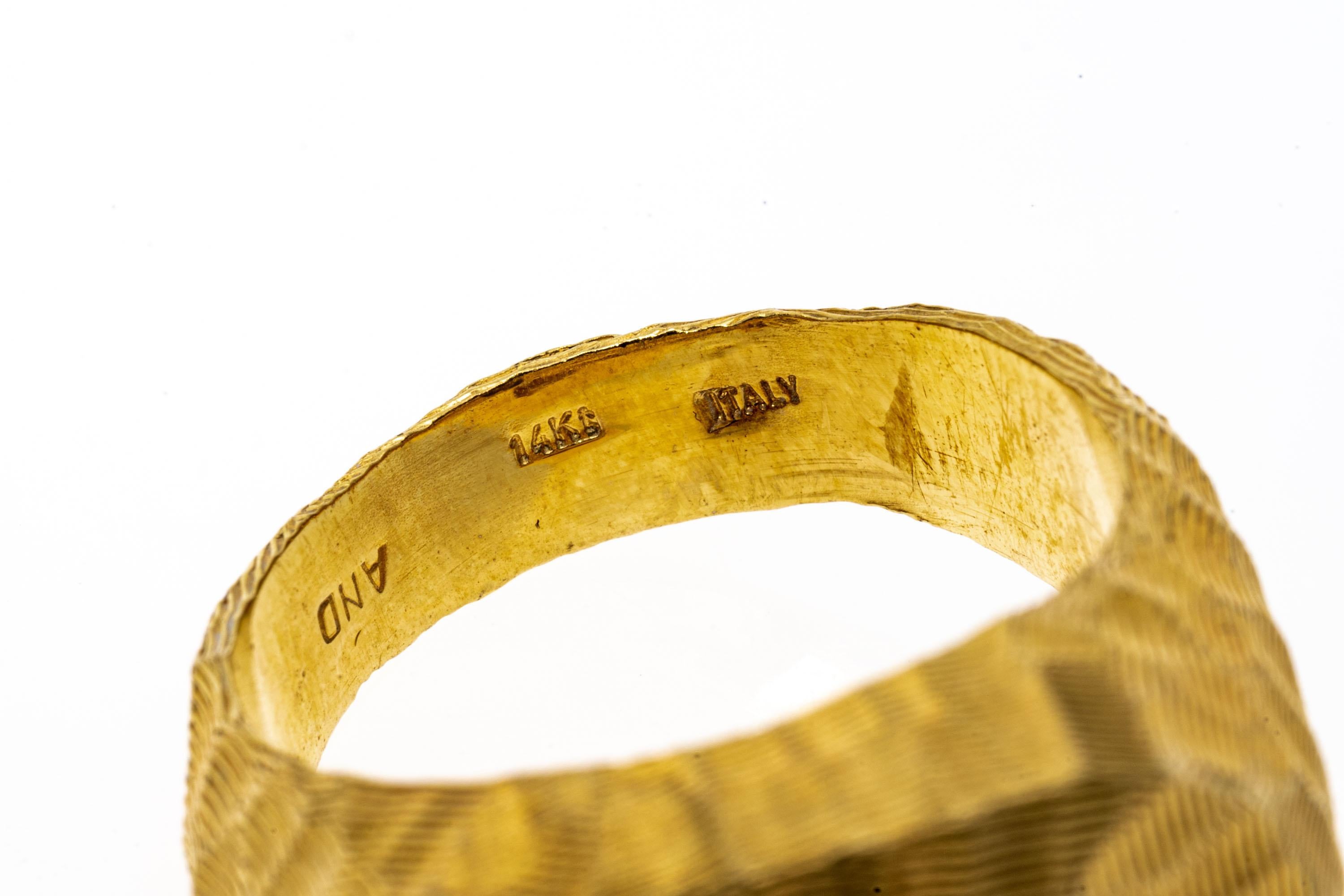 14k Yellow Gold Concave Free Form Grooved Hammered Ring In Good Condition For Sale In Southport, CT