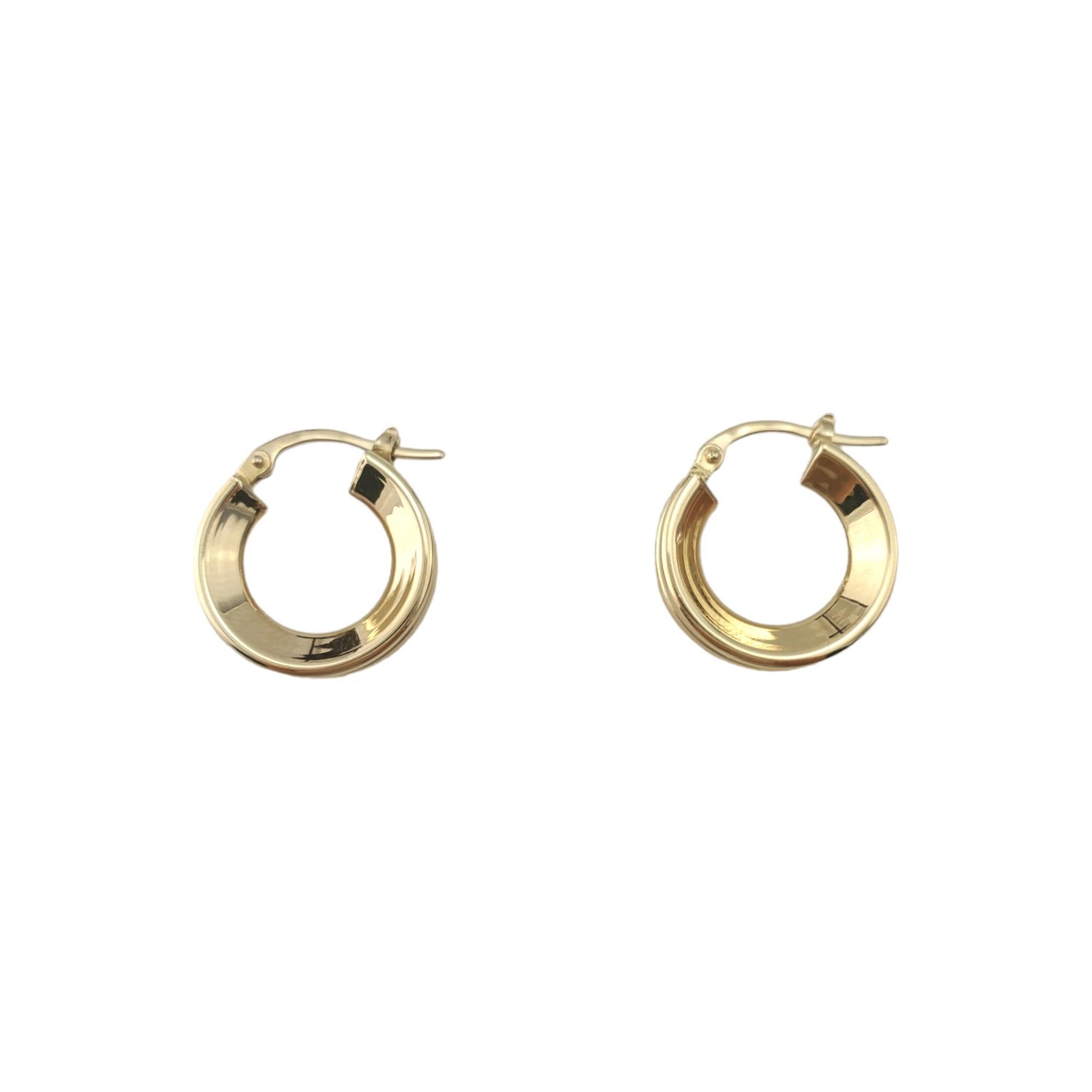 14K Yellow Gold Concave Ribbed Hoop Earrings

Small hoop earrings with intricate ribbed design in 14K yellow gold.

Hallmark: 14K Italy

Weight: 1.7 g/ 1.1 dwt.

Size: 18.5 mm X 4.5 m X 3.7 mm

Very good condition, professionally polished.

Will