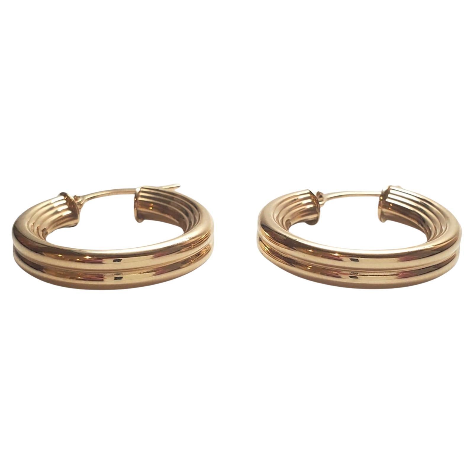 14K Yellow Gold Concave Ribbed Hoops - 

These gorgeous earrings are a perfect addition to your collection. 

Size: 23.3 mm X 4.48mm

Weight: 1.68 dwt/ 2.62 g

Hallmark: 14KT ITALY

Very good condition, professionally polished.

Will come packaged