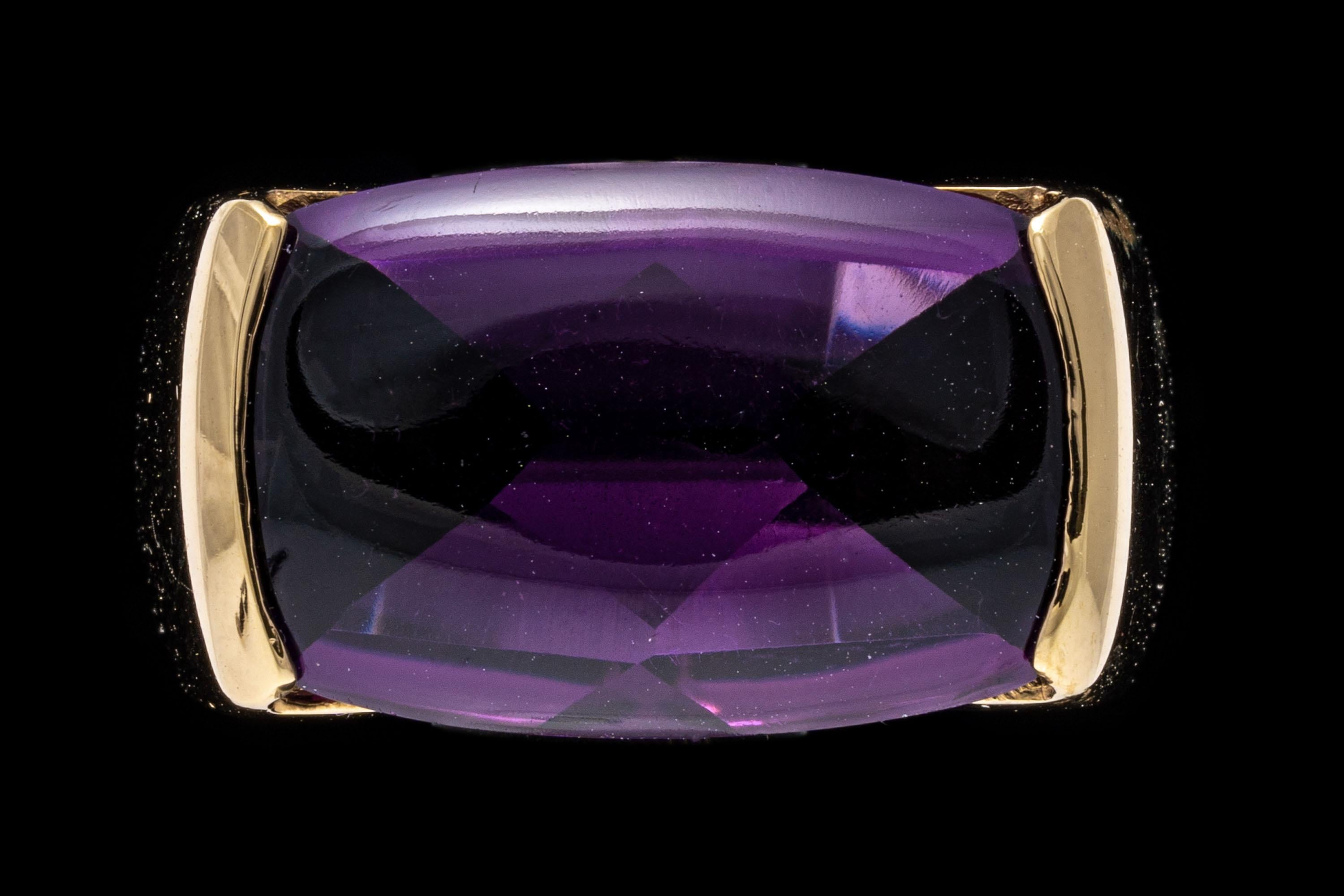 ring aus 14k Gelbgold. Dieser schöne zeitgenössische Ring hat einen schönen rechteckigen kissenförmigen, halb facettierten halben Cabochon, mittlere lila Farbe Amethyst, in einem halben Lünette gesetzt. Der Ring ist mit einer breiten,