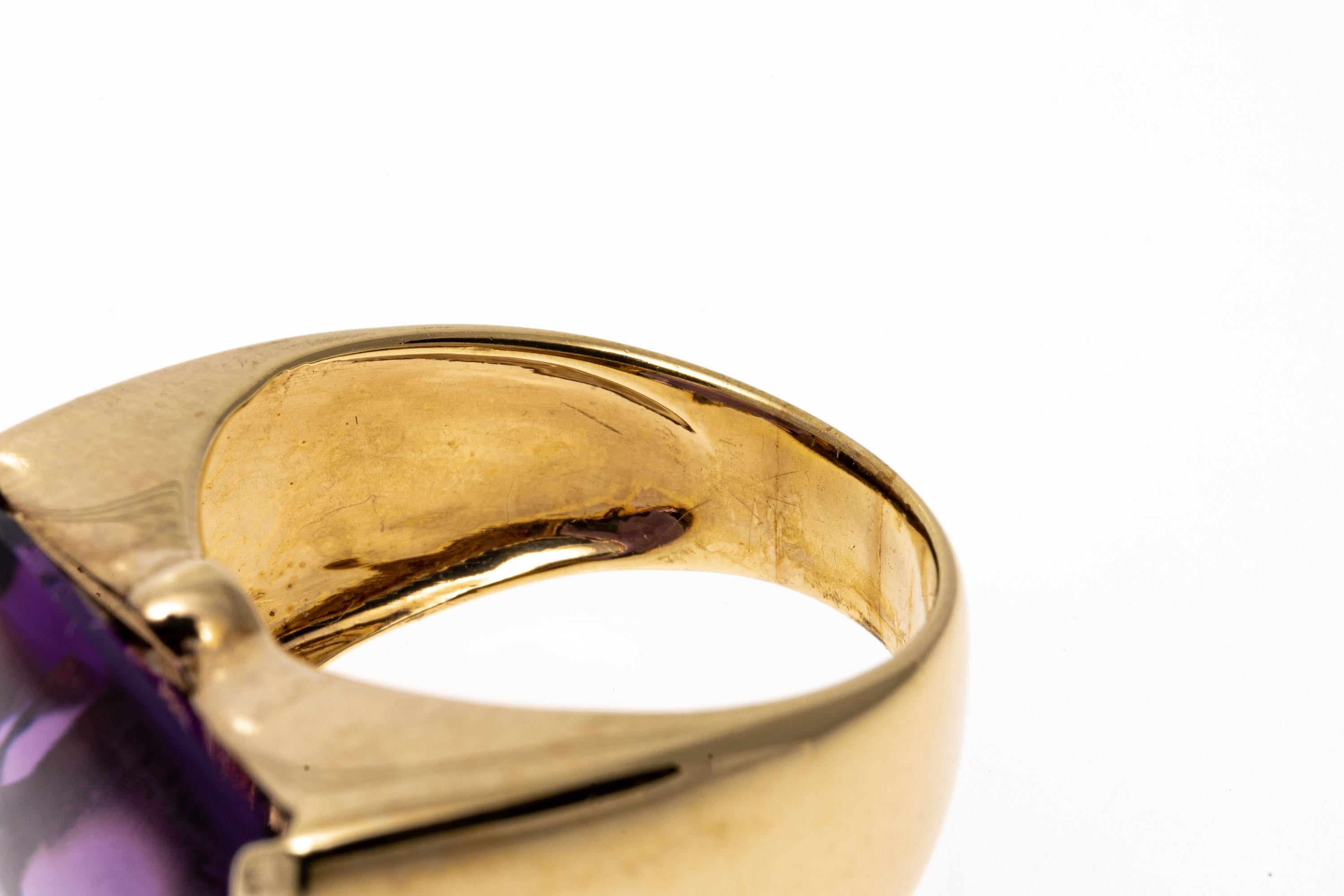 14 Karat Gelbgold Zeitgenössischer großer Amethyst-Ring mit gemischtem Kissenschliff Damen