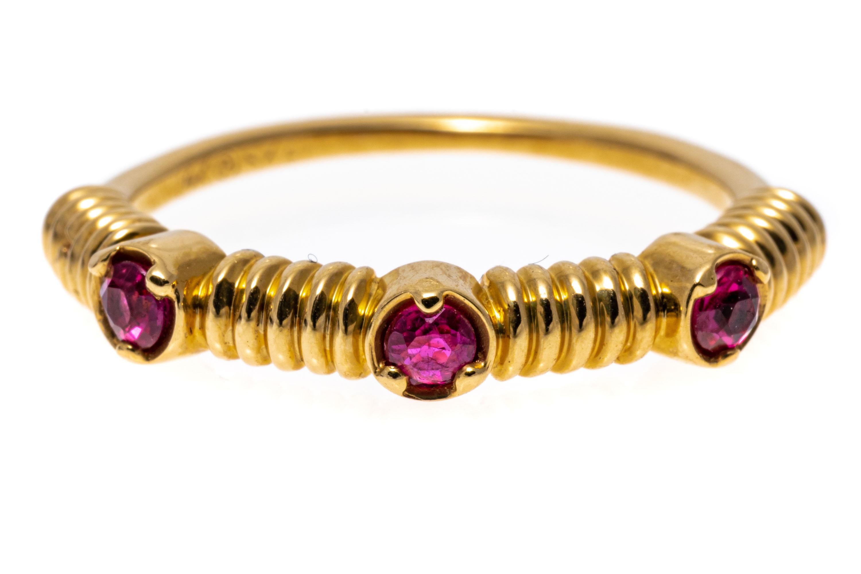 Anillo Contemporáneo de Oro Amarillo de 14k con Rubí Acanalado en venta 2