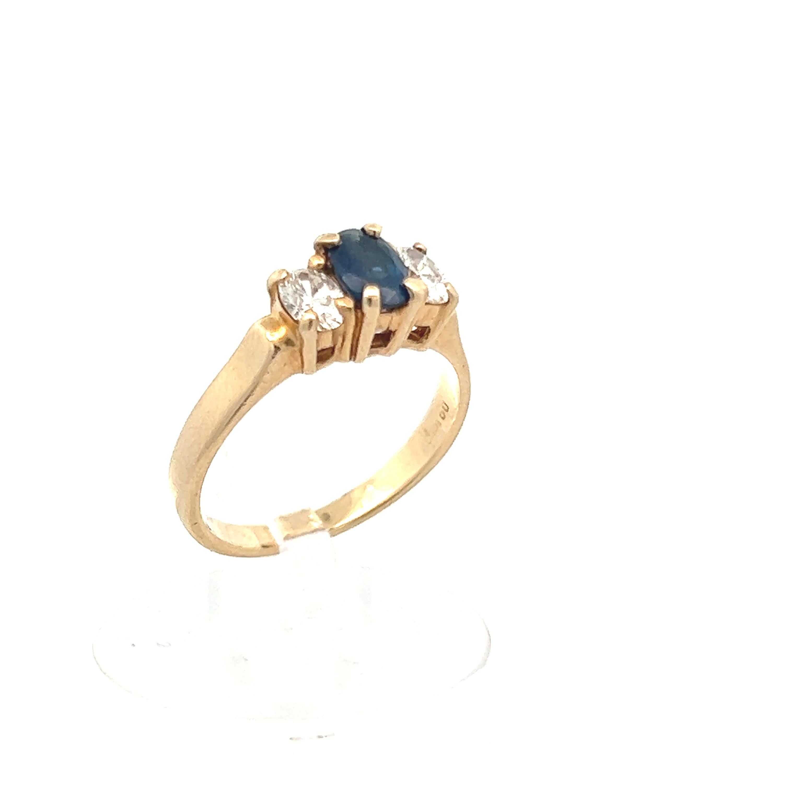 14k yellow Gold Contemporary Oval  Sapphire & Oval Diamond Ring  In Excellent Condition For Sale In Lexington, KY
