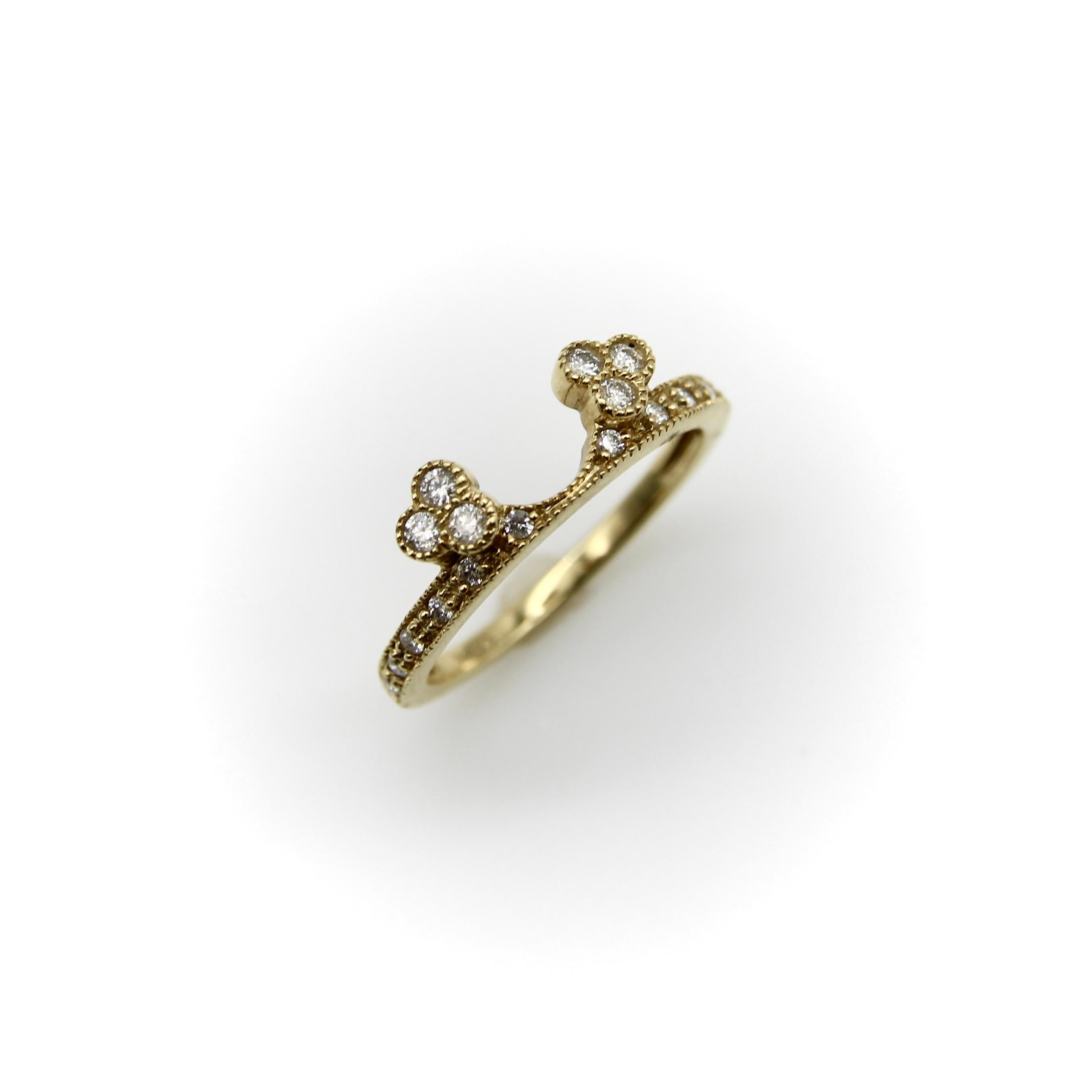 Taille simple Alliance contournée en or jaune 14 carats avec diamants  en vente