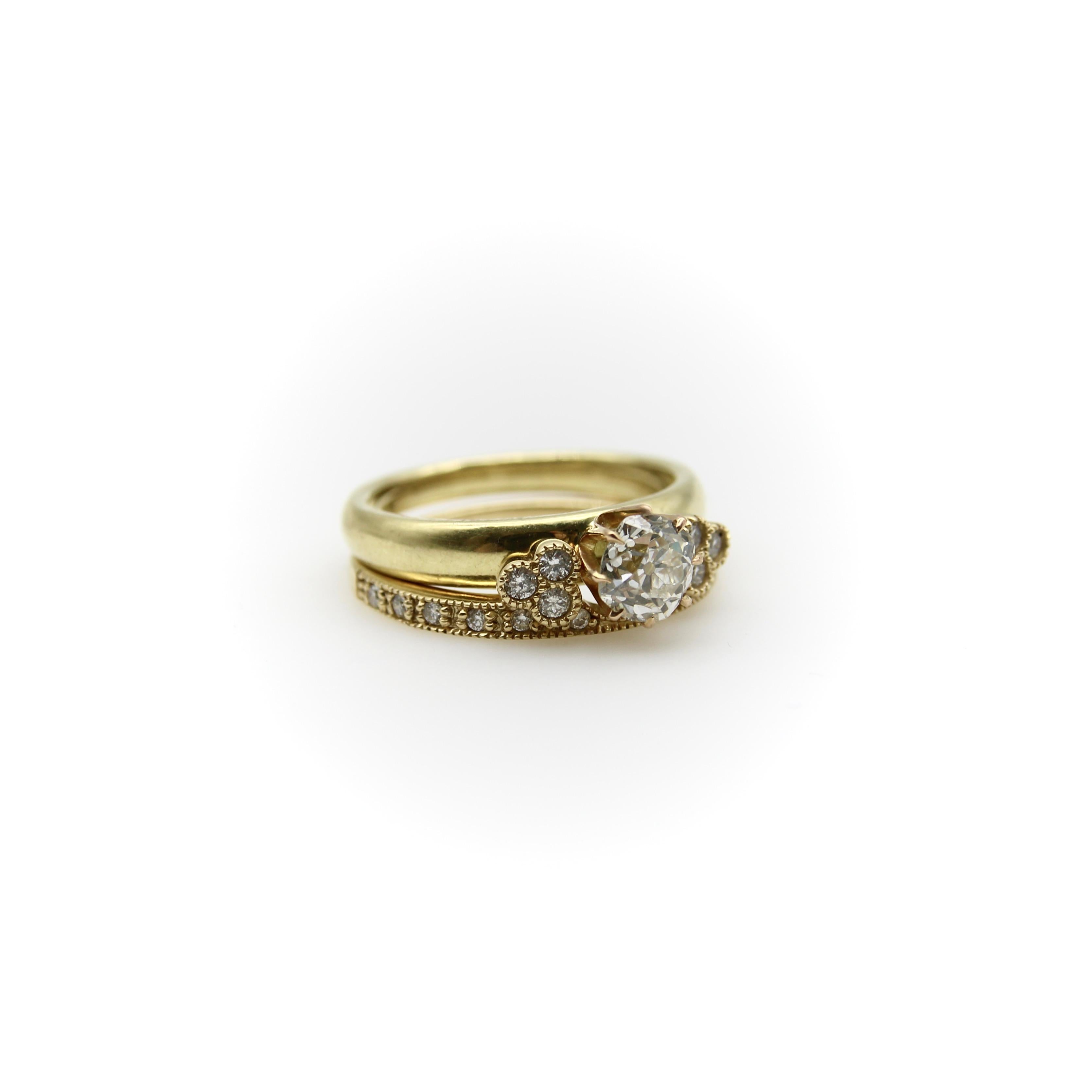 14K Yellow Gold Contoured Wedding Band With Diamonds  In New Condition For Sale In Venice, CA