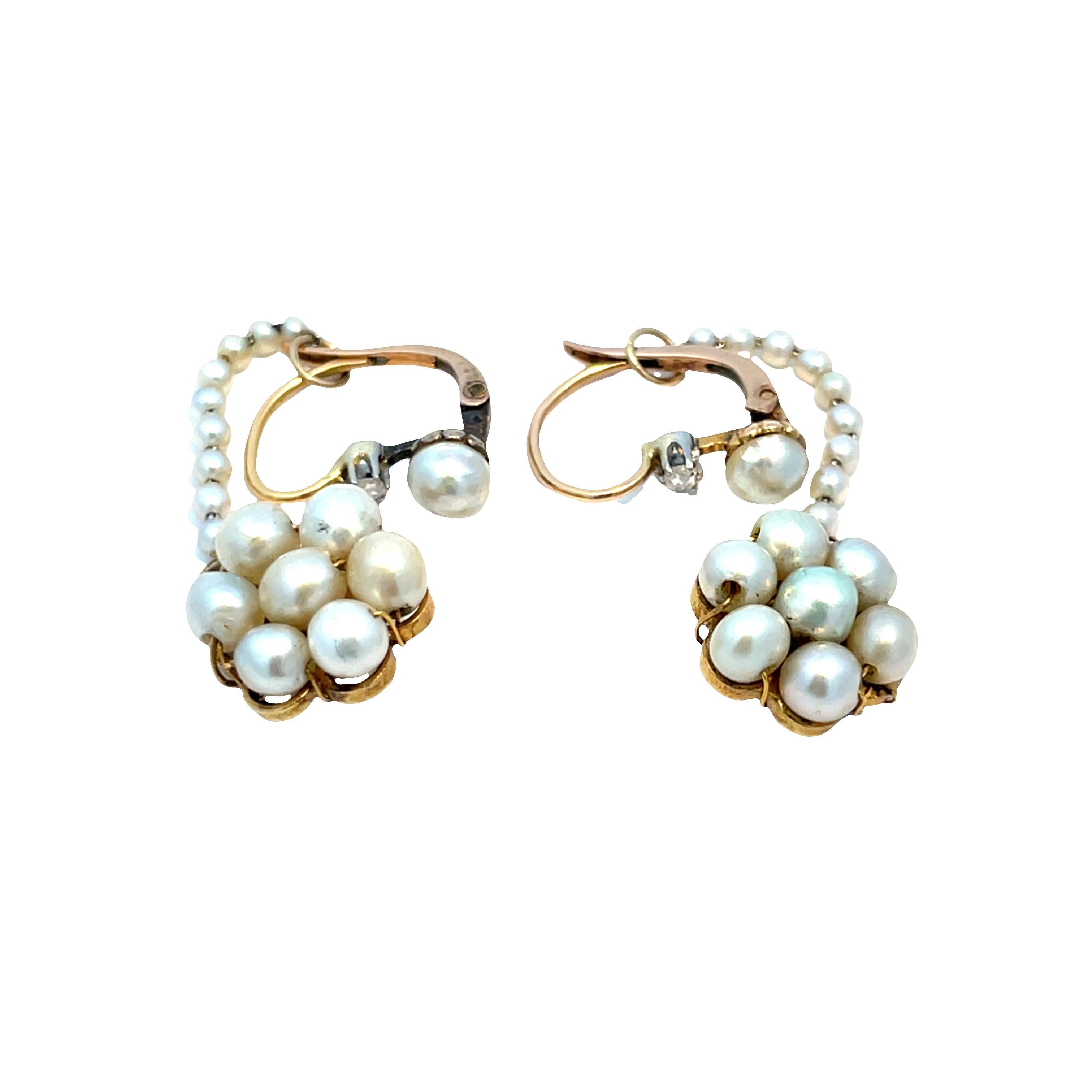 Rehaussez votre jeu d'accessoires avec nos étonnantes boucles d'oreilles pendantes jour/nuit convertibles, fabriquées avec expertise en or jaune 14k luxueux. Ces boucles d'oreilles polyvalentes sont composées de perles exquises et de diamants