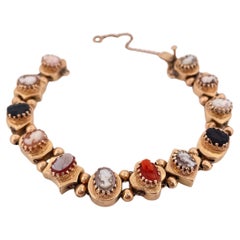 Bracciale con cammeo a scorrimento in corallo, onice e conchiglia in oro giallo 14K
