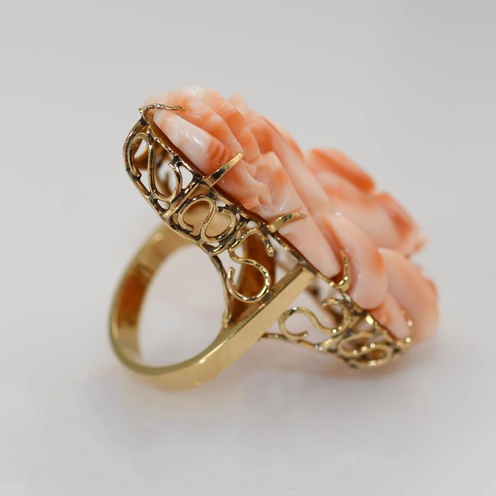 Bague en corail rose avec monture en or jaune 14k.
Estampillé 14k et pèse 19,4 grammes en poids brut.
Le corail rose est orné d'un motif floral sculpté à la main.
Il mesure 1 5/8 par 7/8 pouces.
La taille de la bague est de 5 1/4 et peut être