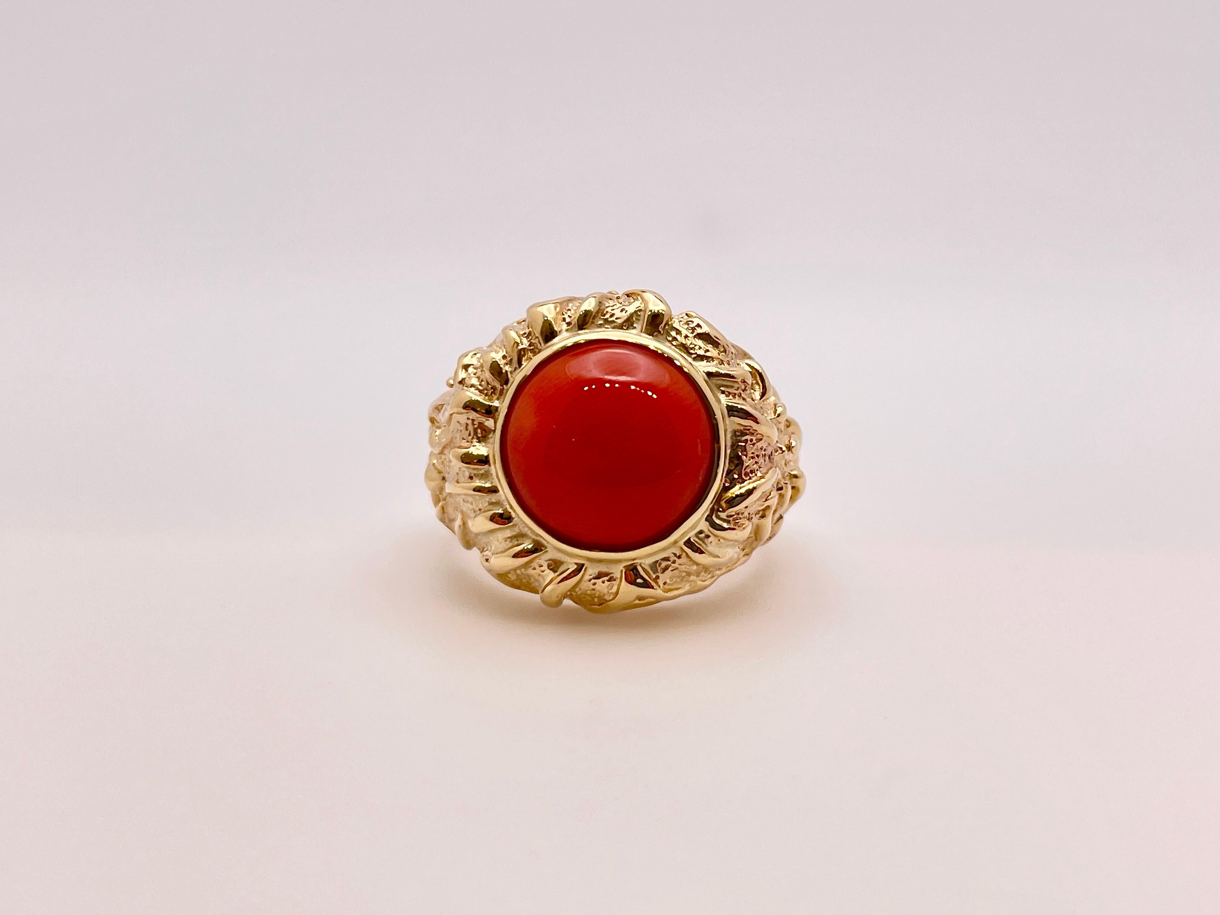 Taille cabochon Bague en or jaune 14 carats et corail orange de 10 carats en vente
