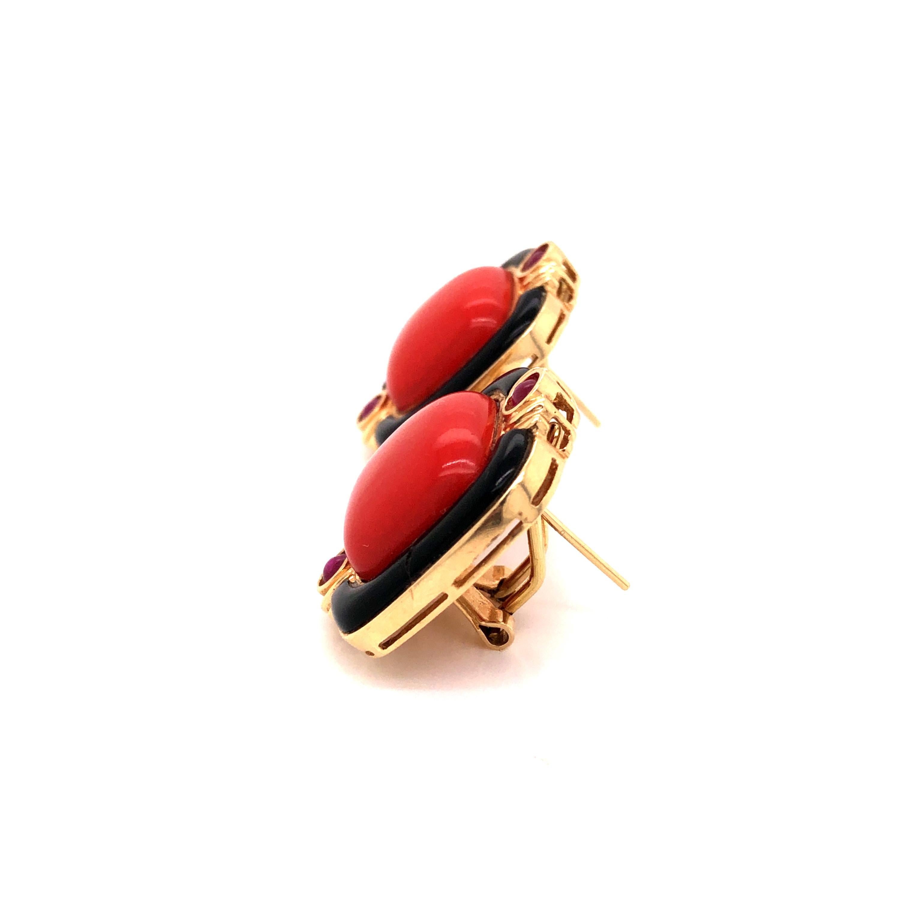 14 Karat Yellow Gold Coral Ruby Earrings In Good Condition For Sale In New York, NY