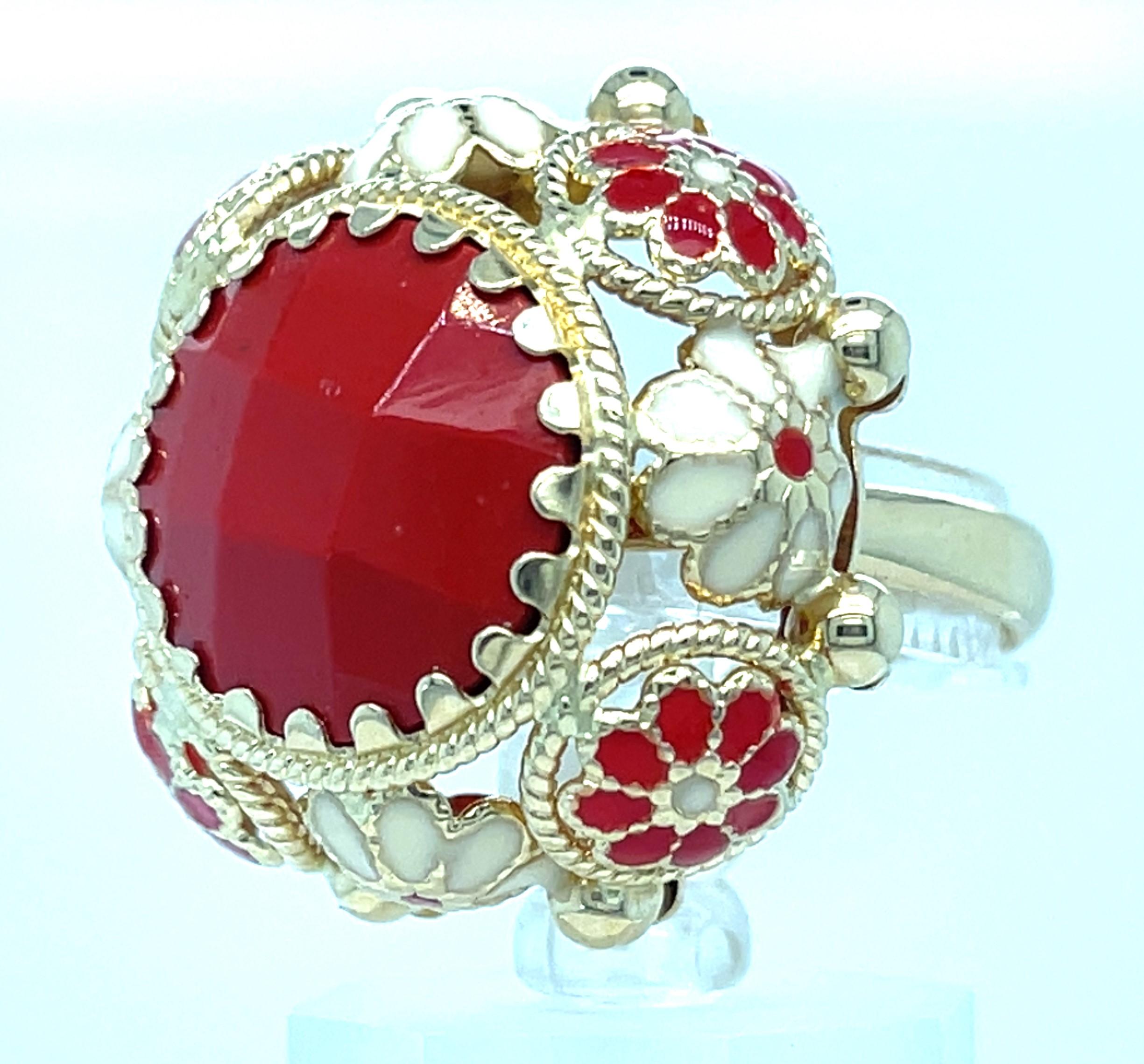 Taille pampille Bague solitaire en or jaune 14 carats et corail avec touches de fleurs en émail, taille 6,5 en vente