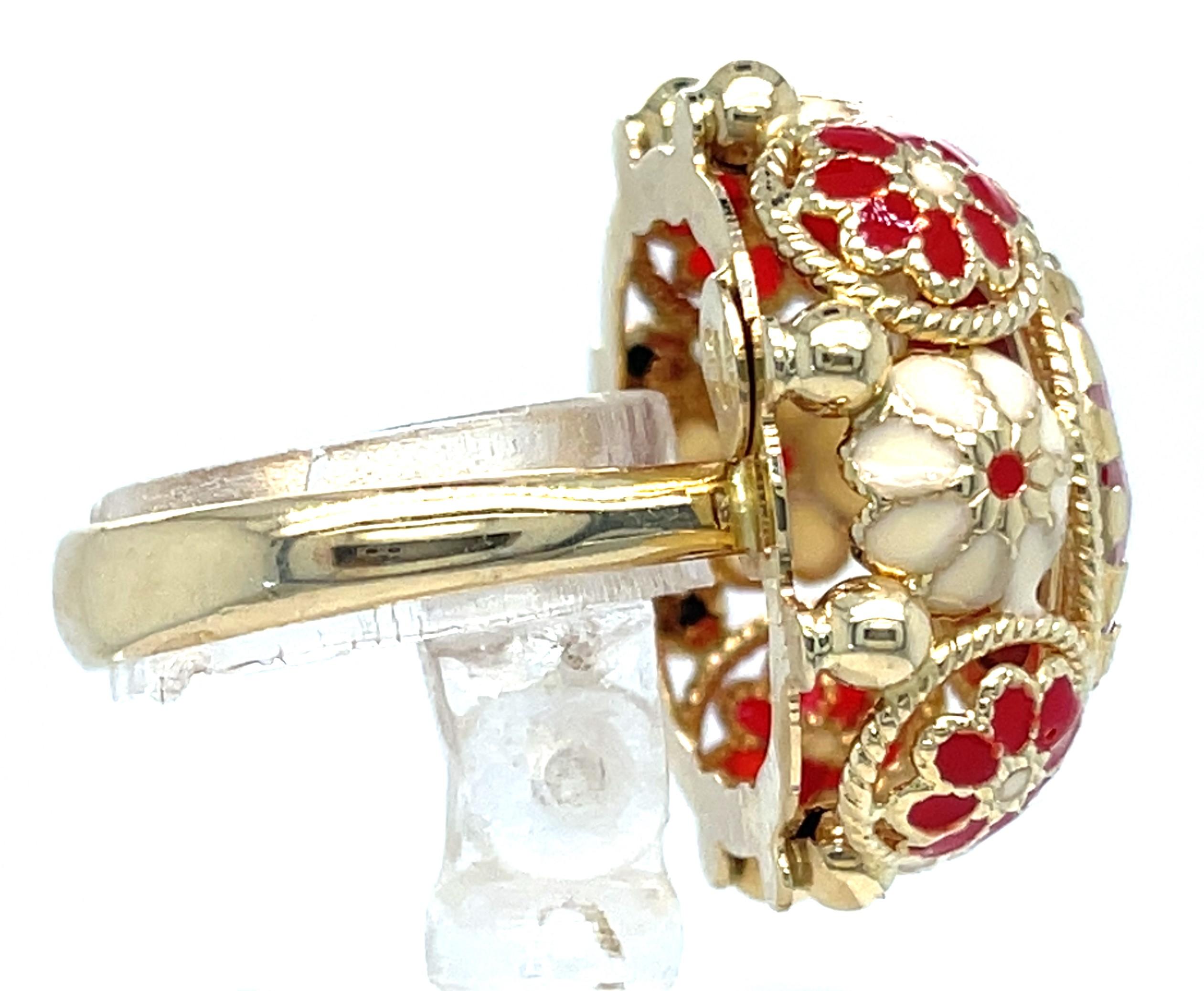 Bague solitaire en or jaune 14 carats et corail avec touches de fleurs en émail, taille 6,5 Unisexe en vente