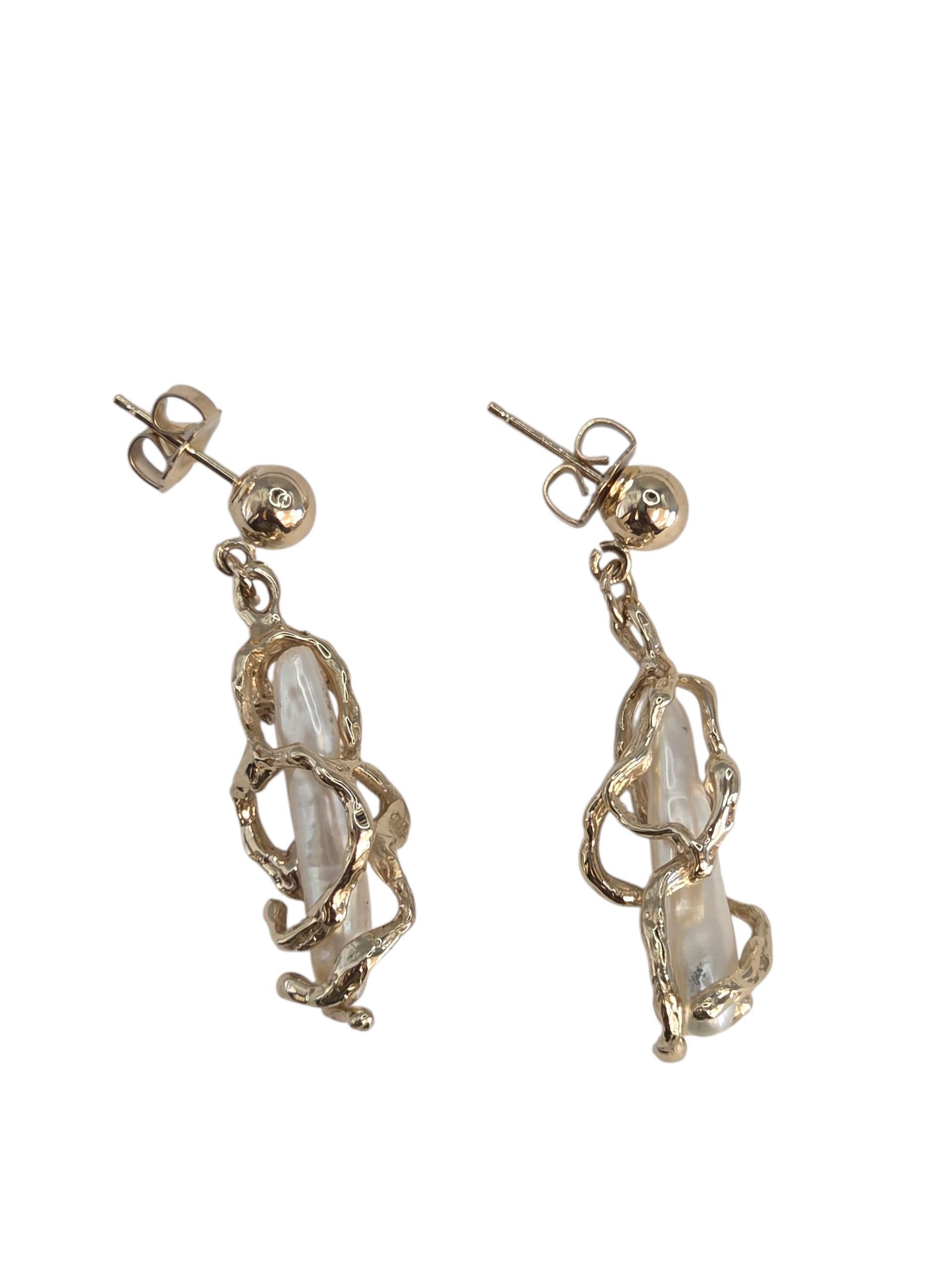 Orecchini a pendente con perle cullate in oro giallo 14K

Graziosi orecchini penzolanti in oro giallo 14k con perle allungate e curve d'oro, che offrono un tocco luminoso e raffinato a qualsiasi look.

Punzone: 14k

Peso: 5,6g / 3,6dwt

Dimensioni: