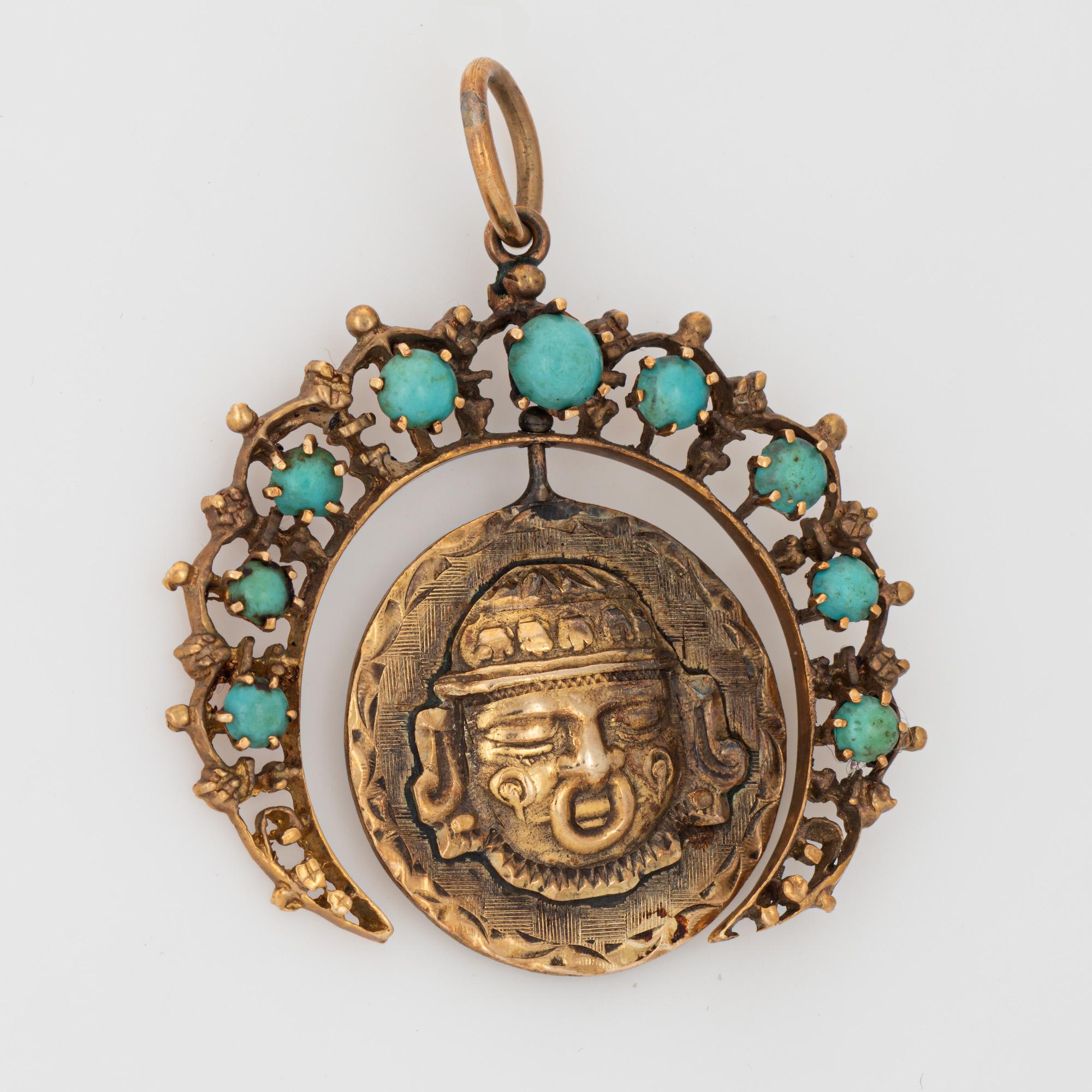 Pendentif aztèque vintage finement détaillé en or jaune 18k & 14k (circa 1960 à 1970).

Les cabochons de turquoise mesurent de 3 mm à 4,5 mm. Le pendentif central pend et bouge à 360 degrés, un côté représentant une coiffe aztèque et l'autre un