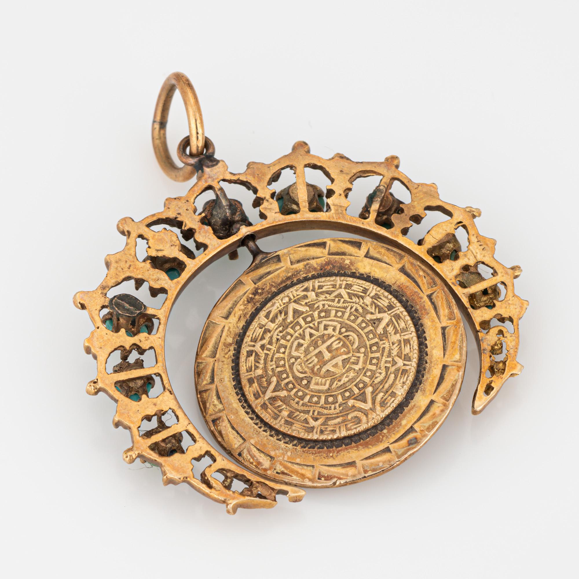Moderne Or jaune 14 carats (lune crémeuse) et or jaune 18 carats ( pendentif médaillon central). en vente