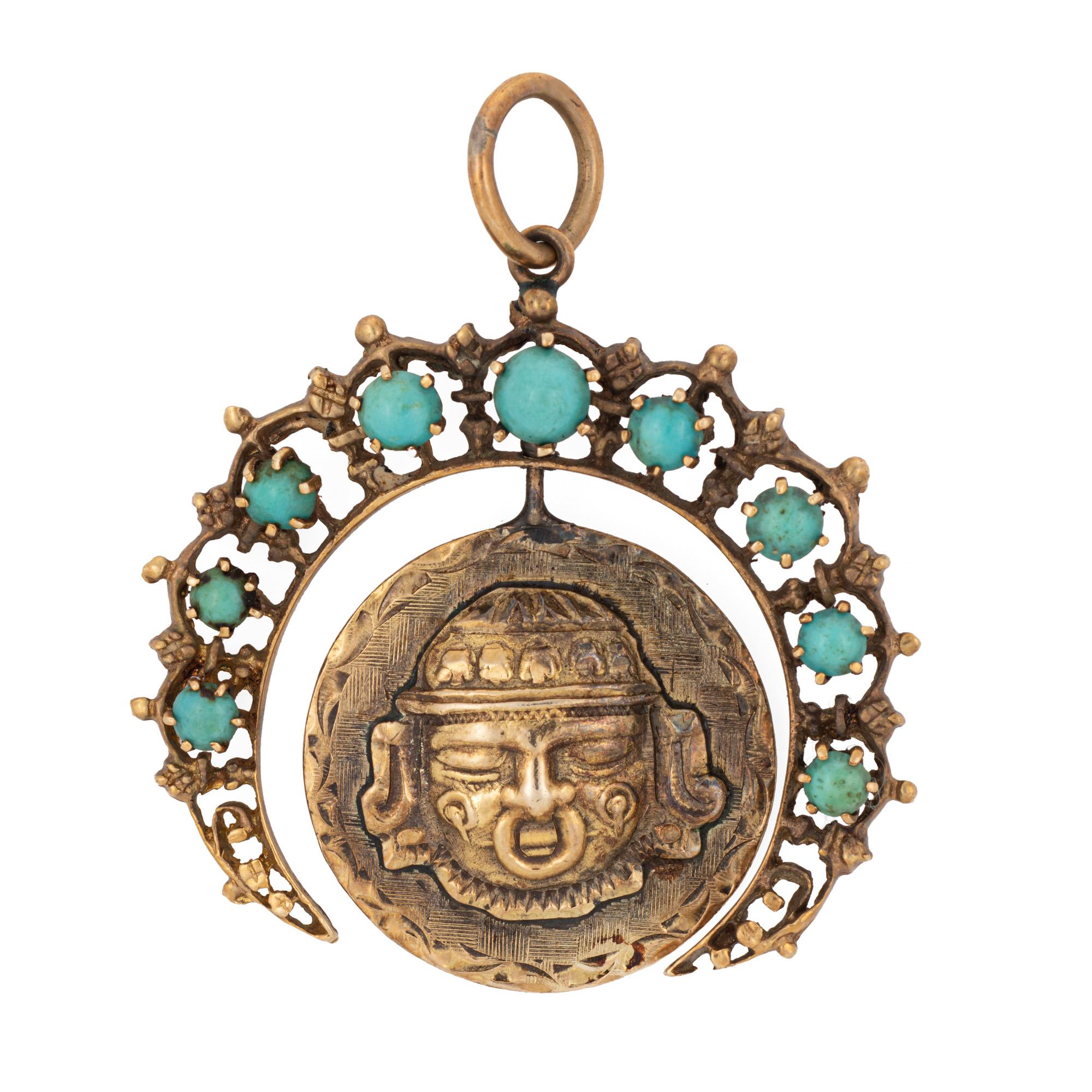 Taille cabochon Or jaune 14 carats (lune crémeuse) et or jaune 18 carats ( pendentif médaillon central). en vente