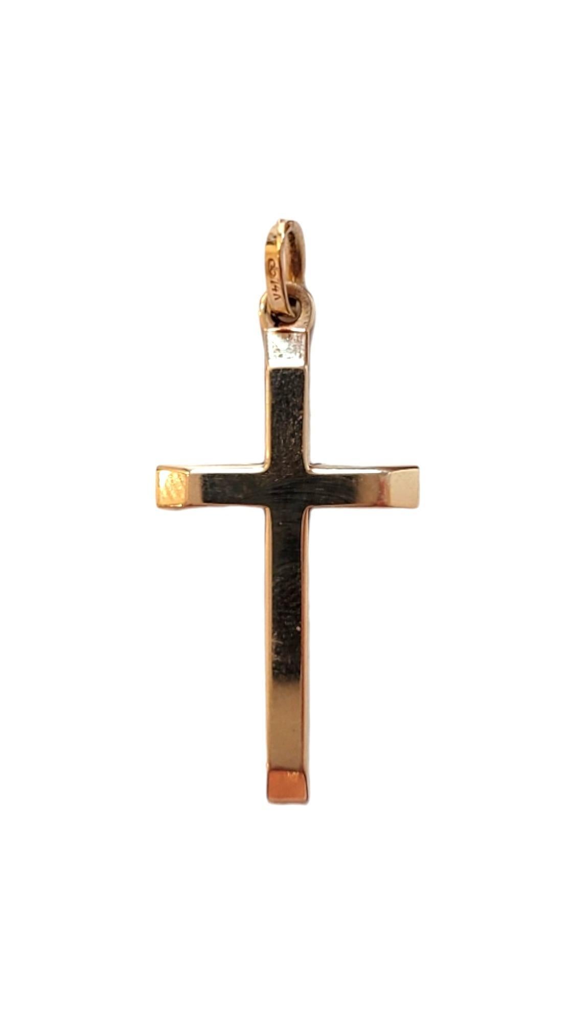 Breloque croix en or jaune 14K - 

Ce symbole de foi intemporel présente une croix classique et constitue un ajout significatif à votre collection. 

La chaîne n'est pas incluse

Taille : 27.9mm X 14.2mm X 1.6mm

Poids : 1,3 dwt/ 2,1 g

Poinçon :