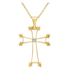 Collar Colgante Cruz de Oro Amarillo de 14 K con un Diamante Central de 0,14 Quilates