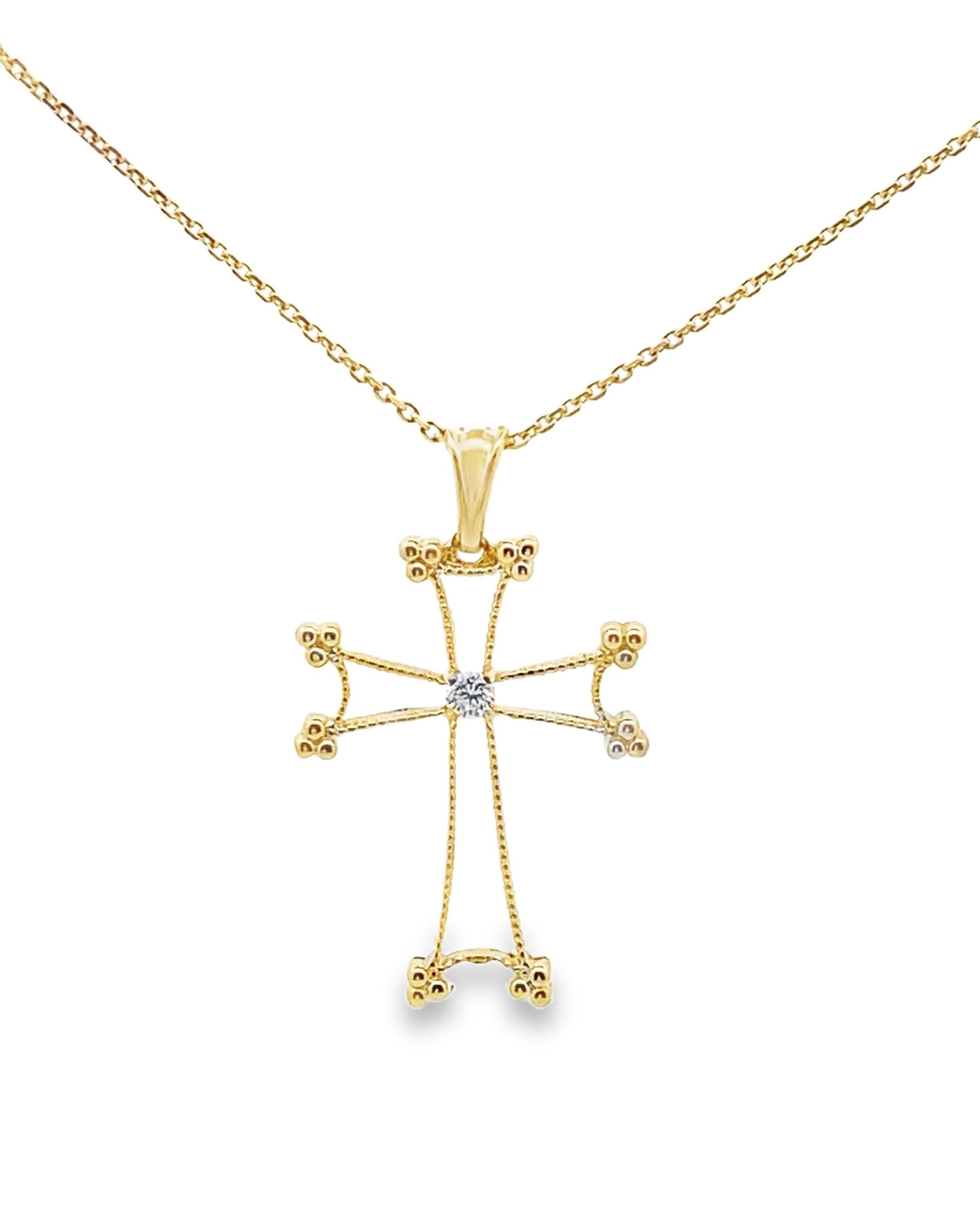 Kreuz aus 14K Gelbgold mit einem Diamanten von 0,14 Karat. Das Kreuz ist an einer 18 Zoll langen Kette aus Gelbgold befestigt.
