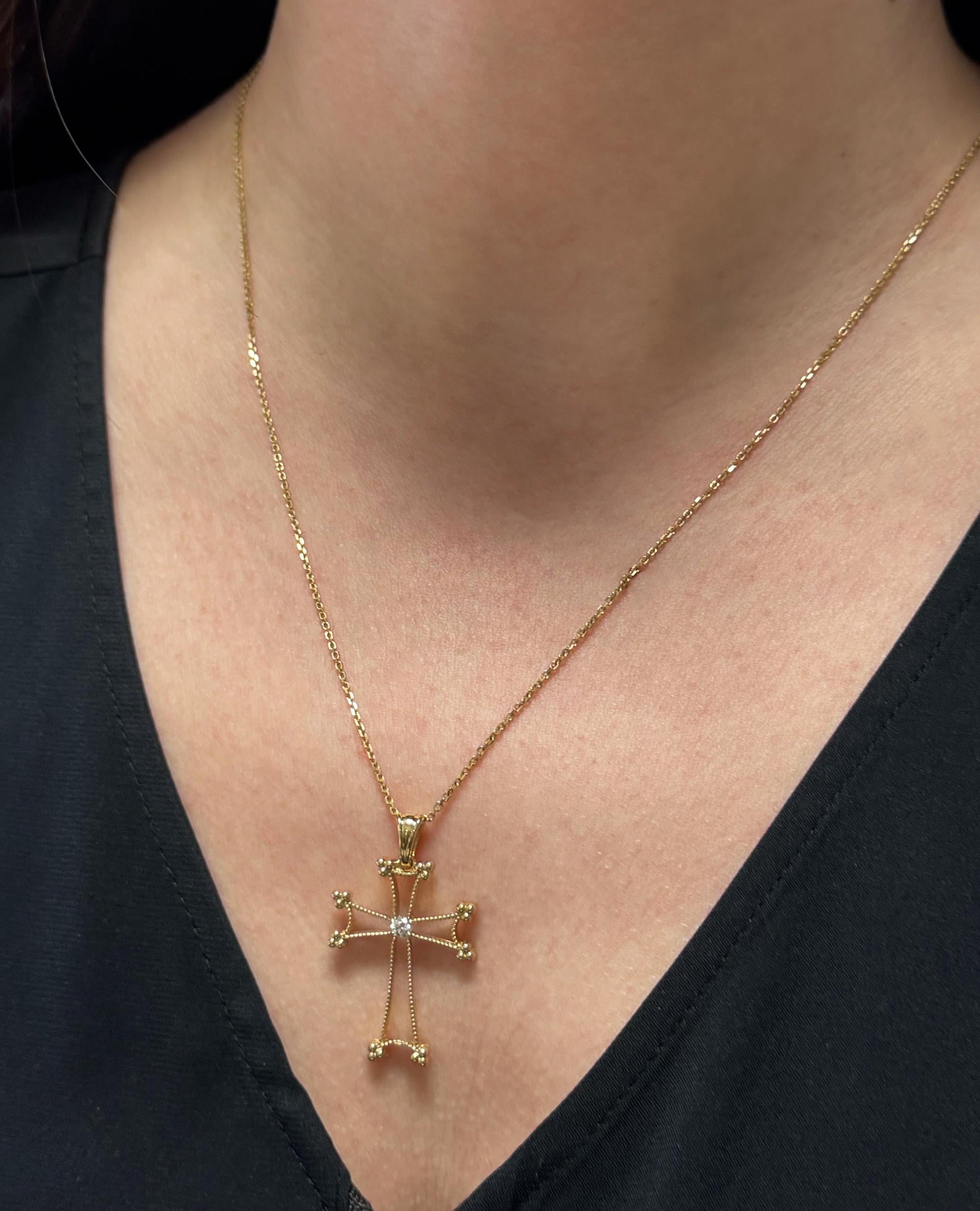 14K Gelbgold Kreuz-Anhänger Halskette mit einem Diamanten 0,14 Karat im Angebot 1