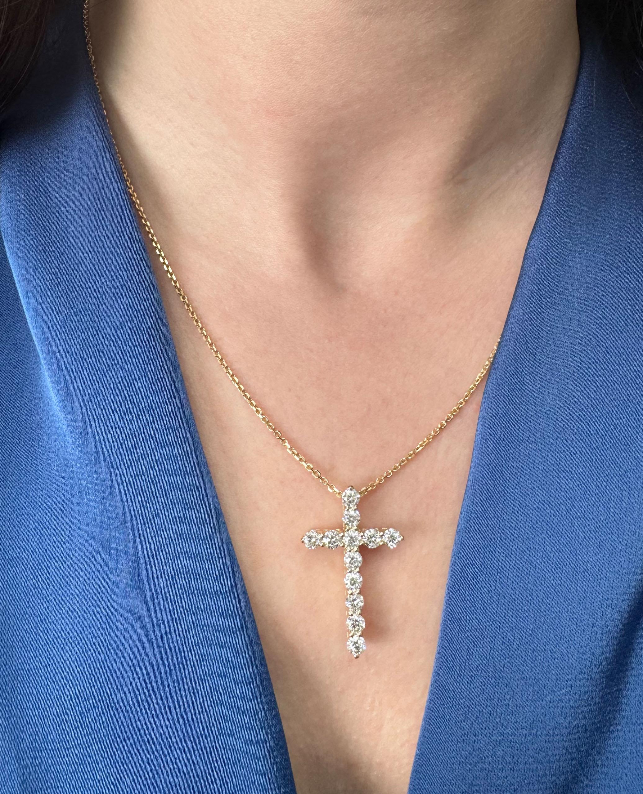 Halskette mit Kreuzanhänger aus 14 Karat Gelbgold mit 12 runden Diamanten im Brillantschliff von insgesamt 2,02 Karat.

- Kreuz Abmessungen: 1,25