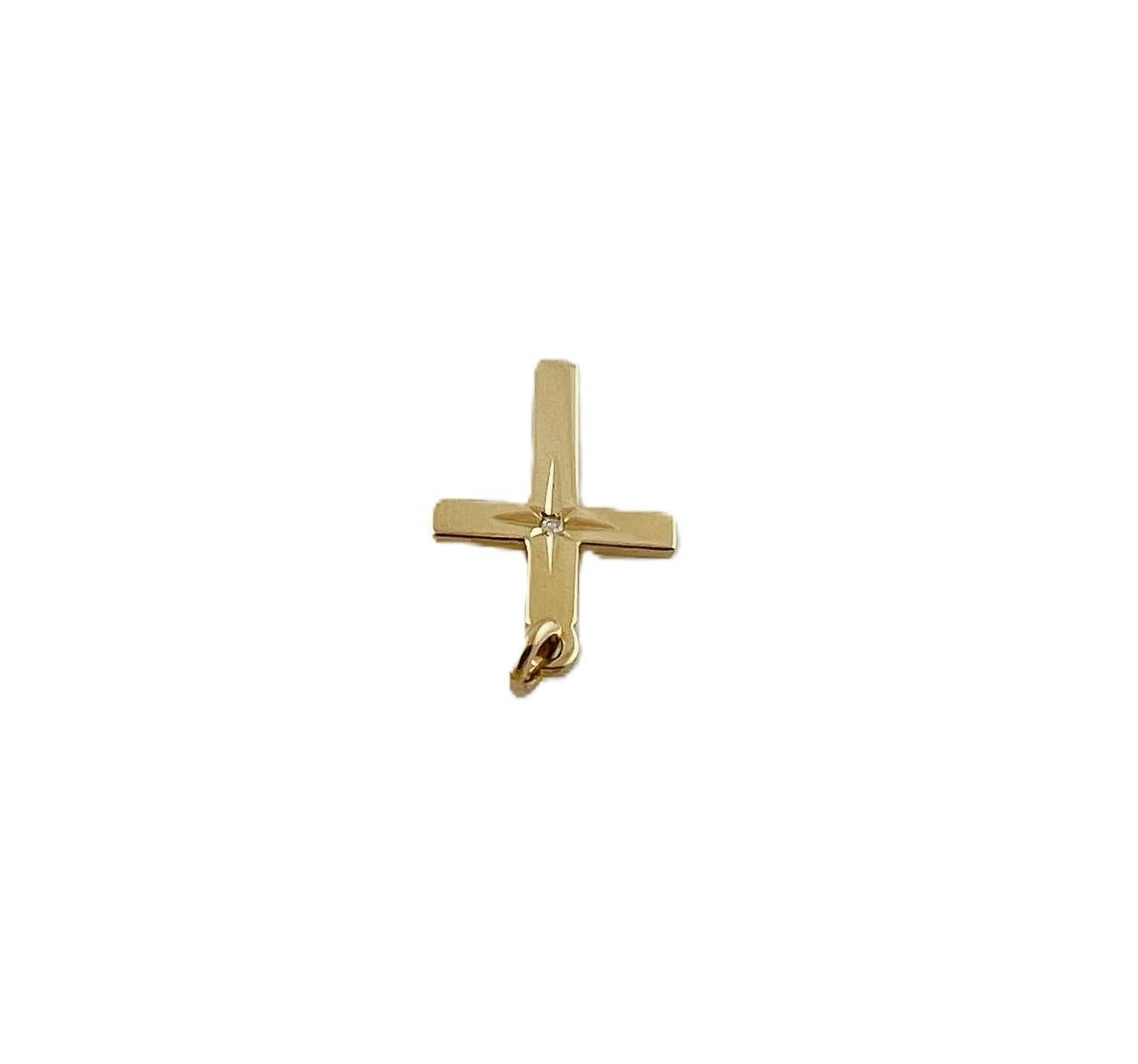 14K Yellow Gold Cross Pendant With Diamond #16557 In Good Condition For Sale In Washington Depot, CT