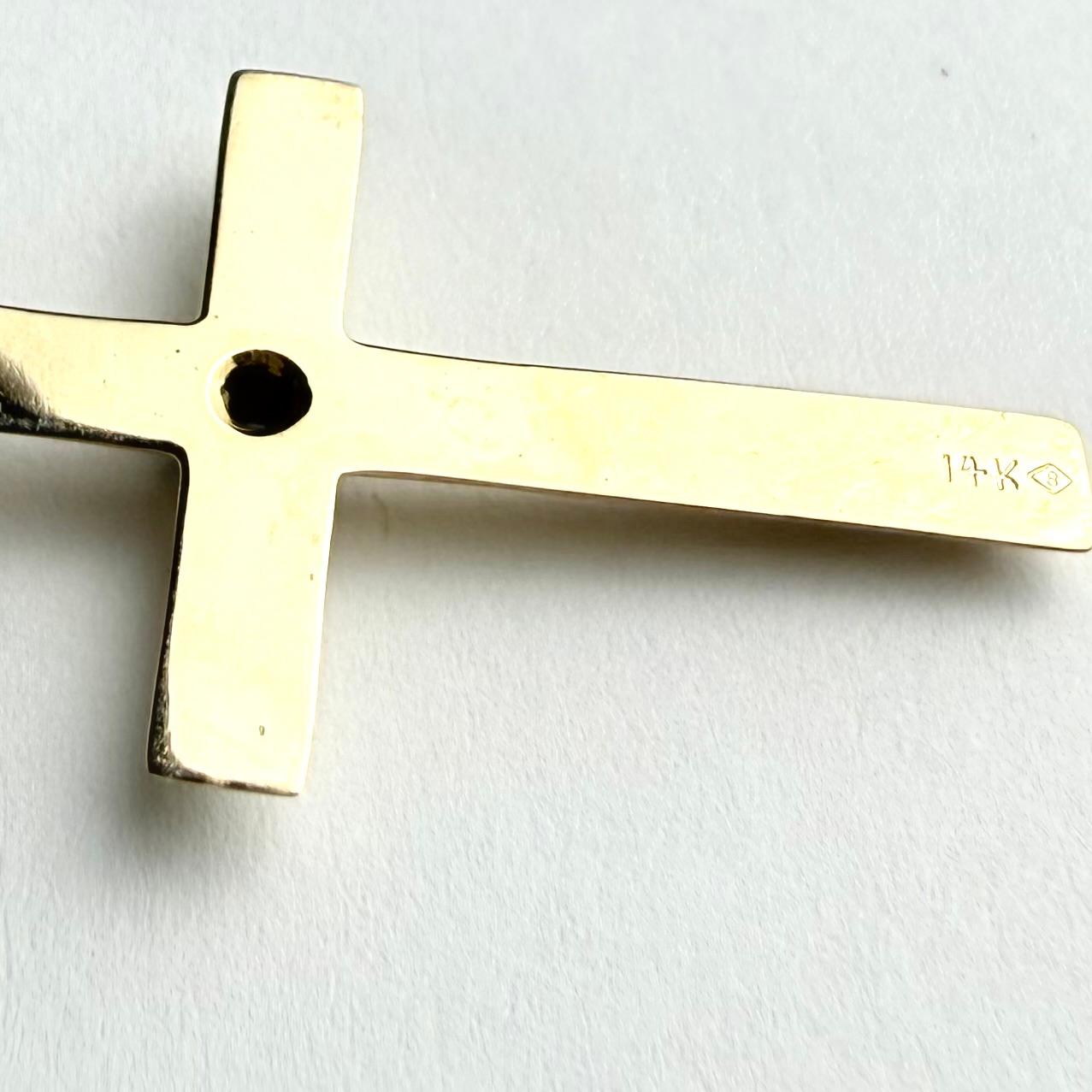Ciondolo a forma di croce in oro giallo 14K con diamante e catena In condizioni buone in vendita a New York, NY