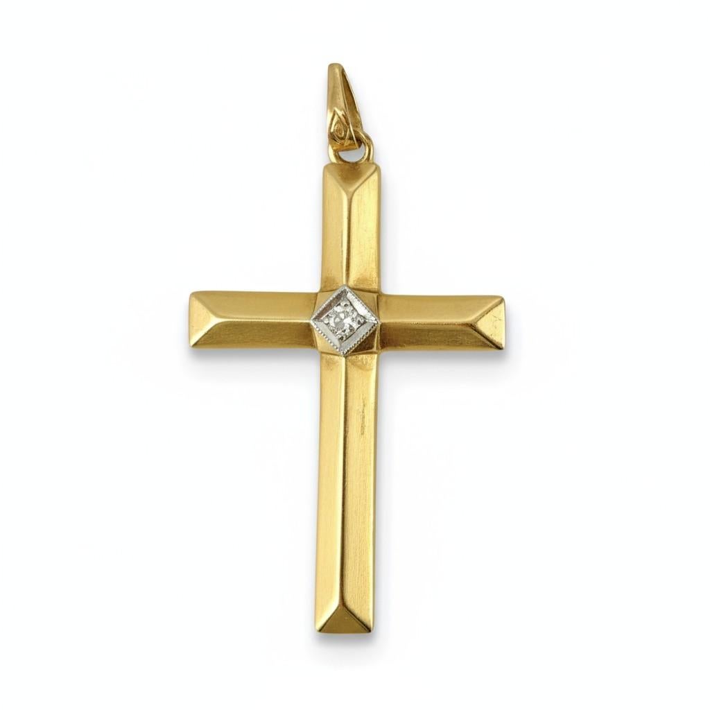 Ciondolo a forma di croce in oro giallo 14K con diamante e catena in vendita 1