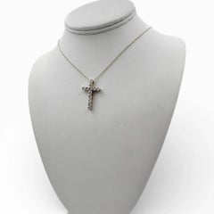 Ciondolo a croce in oro giallo 14k con diamanti Lab e collana da 14 pollici.