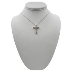 Ciondolo a croce in oro giallo 14k con diamanti Lab e collana da 14 pollici.